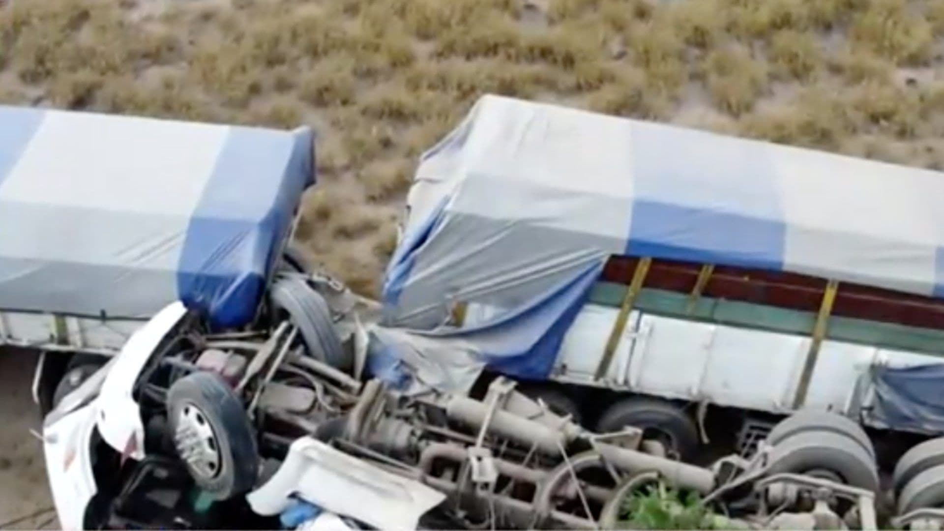 Vuelca Tráiler y Rescatan a Hombre en Anillo Periférico en Escobedo, Nuevo León