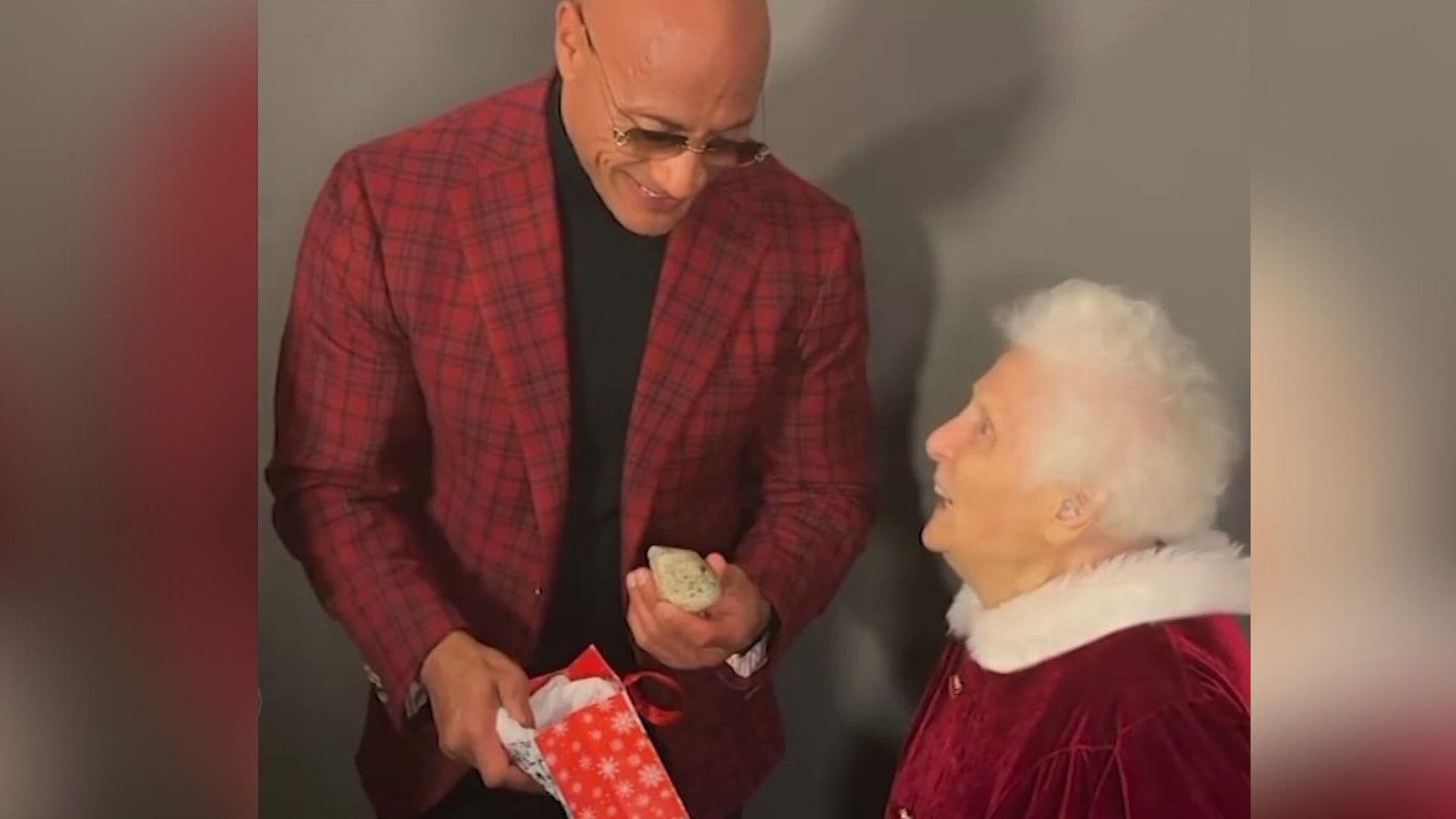 Dwayne Johnson, ‘La Roca’, Sale con una Abuelita