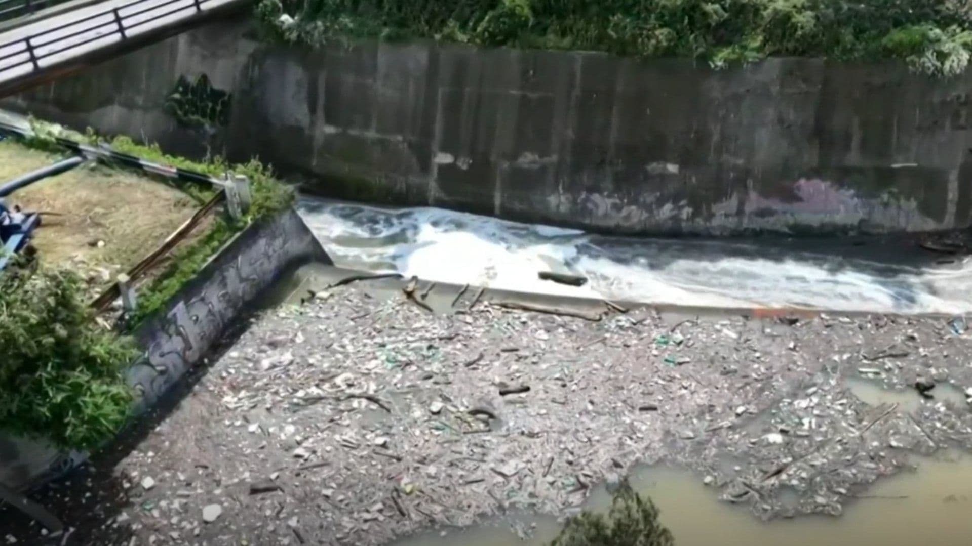 Tapón de Basura en Presa Los Cuartos Mantiene el Riesgo de un Nuevo Desbordamiento