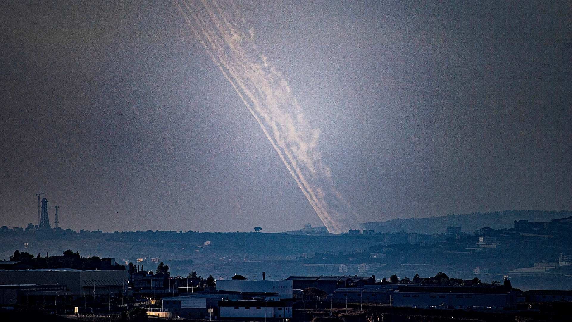 Hezbolá Responde a Bombardeos de Israel con Lanzamiento de Proyectiles