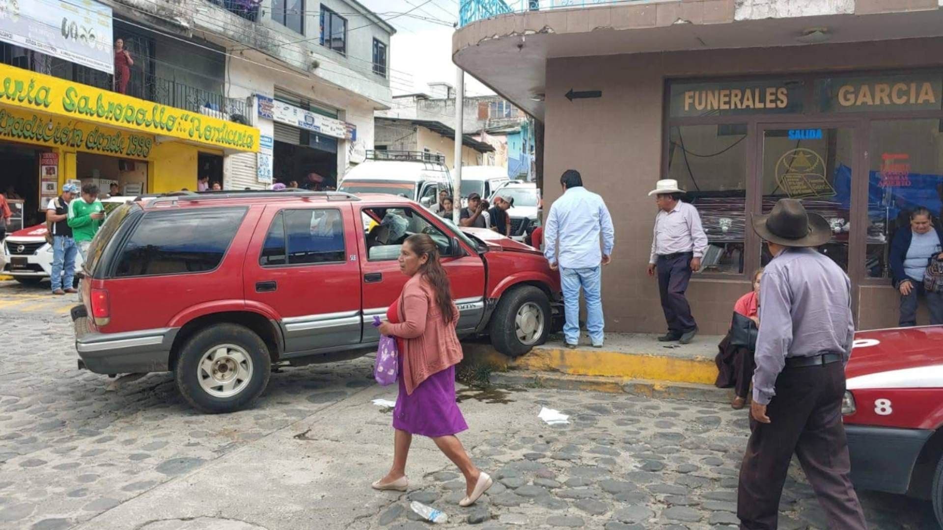 Camioneta Pierde el Control y Arrolla a Peatones que Esperaban el Transporte en Coscomatepec