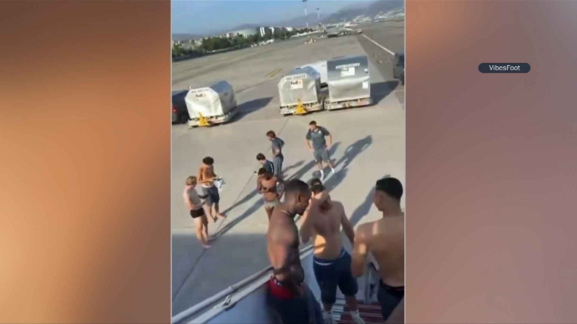 Jugadores del Mónaco Terminan en Ropa Interior durante Vuelo: ¿Qué Pasó en el Avión?