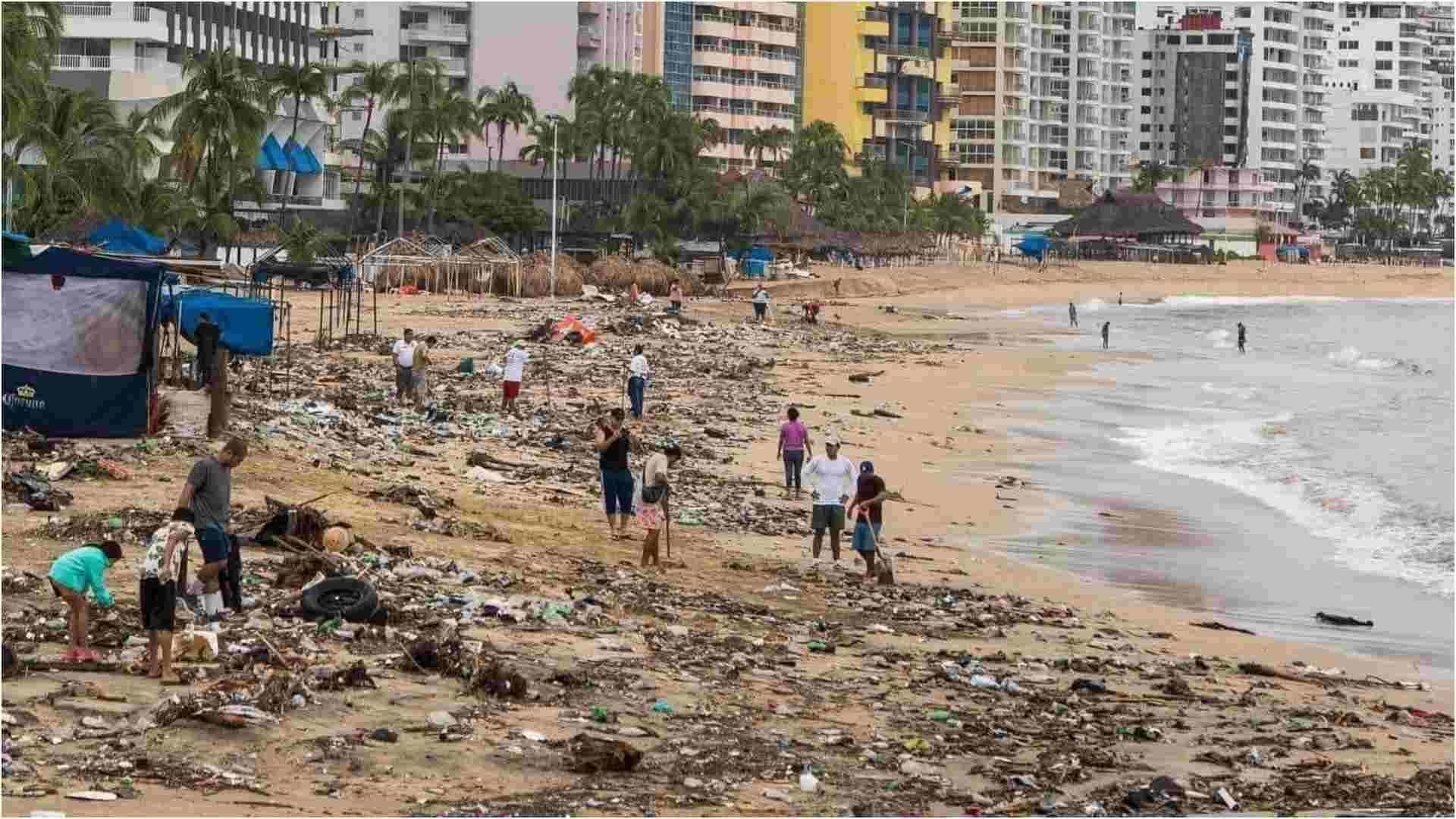 Habitantes de Acapulco Retiran Escombros de Playas que Ocasionó el Huracán John