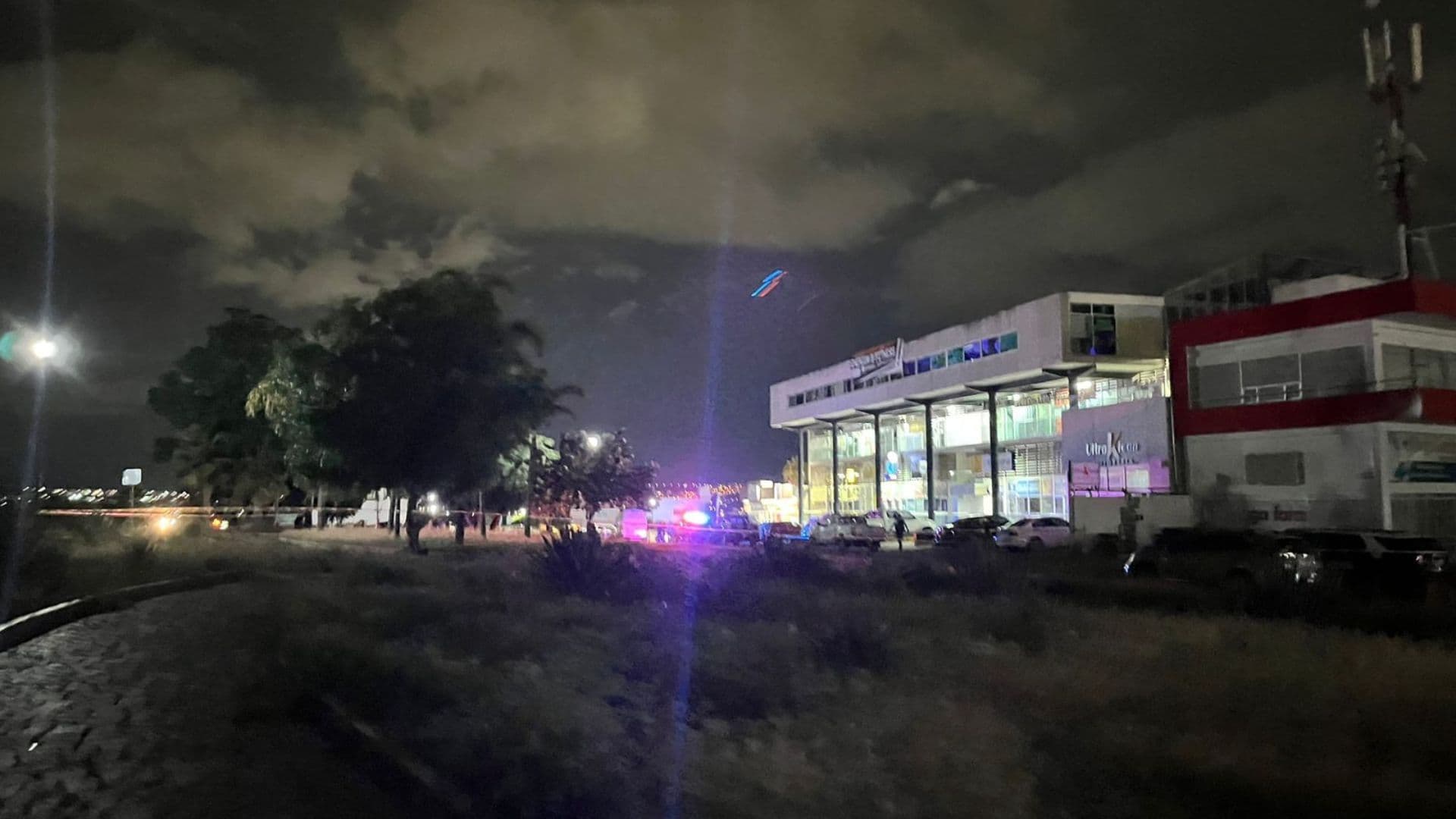 Hombre Es Asesinado a Balazos en Plaza Comercial en Cumbres del Lago, Juriquilla