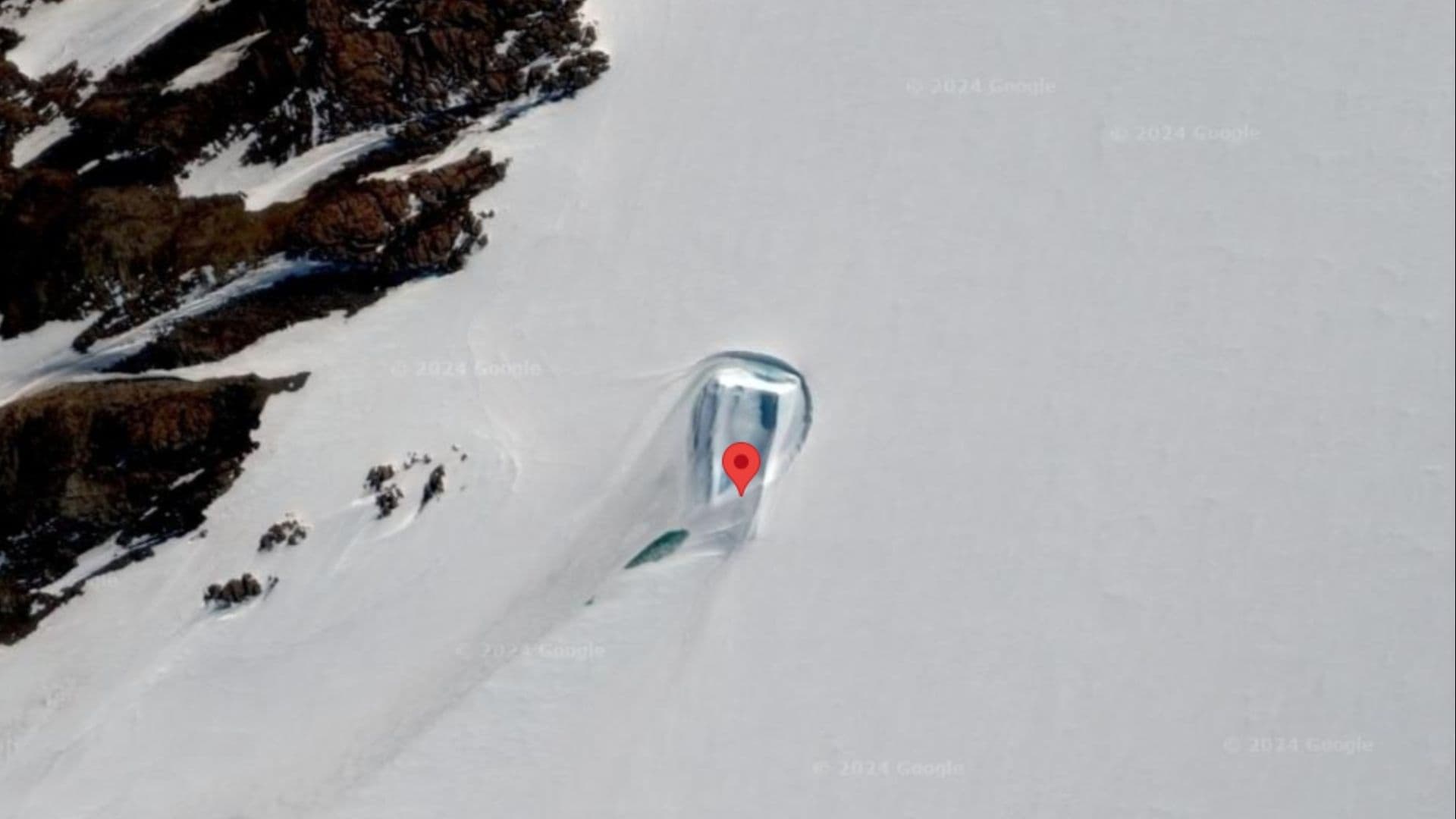 Encuentran una Misteriosa Puerta en la Antártida, Escondida entre la Nieve