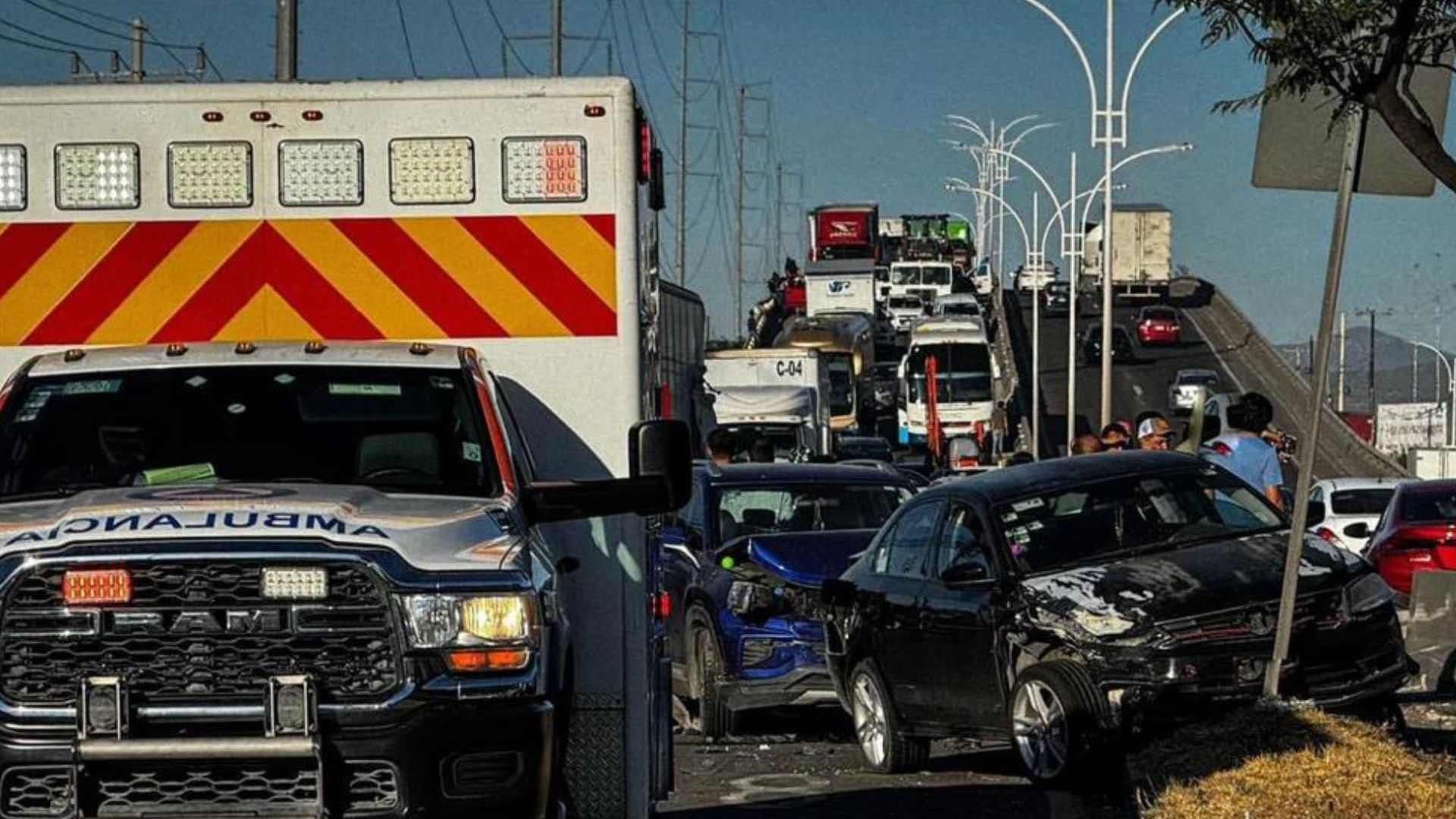 Accidente Múltiple en la Carretera a Bernal; Tráiler se Lleva a 10 Vehículos