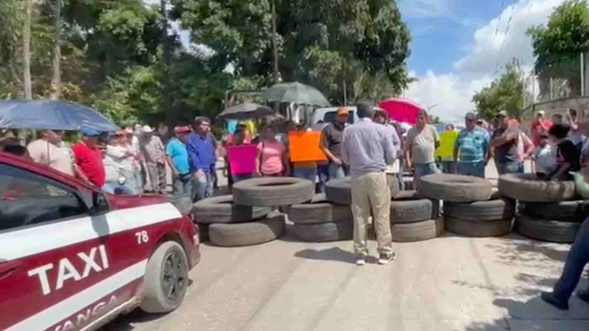 Habitantes de "La Concha" Bloquean Carretera en Yanga; Denuncian Mal Estado de Vialidades
