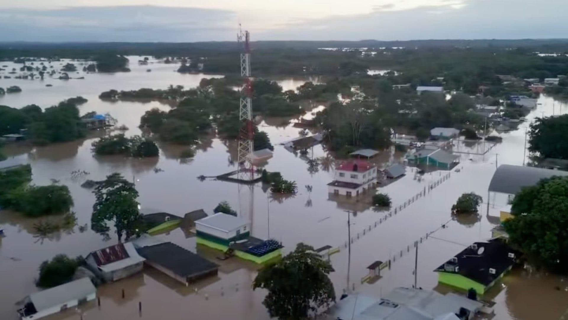 Joven es Arrastrado por la Corriente del Río Coatzacoalcos en Hidalgotitlán