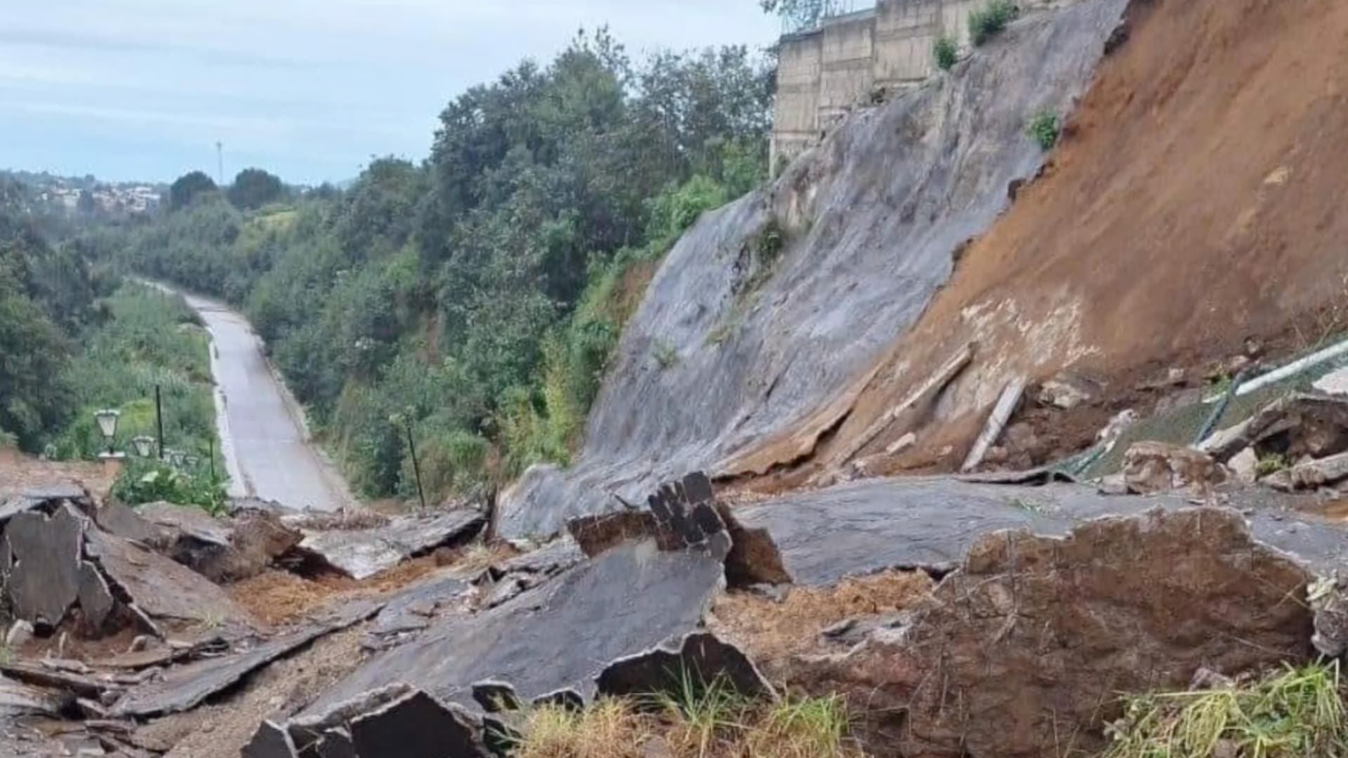 Deslave de Gran Magnitud Provoca Cierre en el Arco Oriente en Teziutlán, Puebla