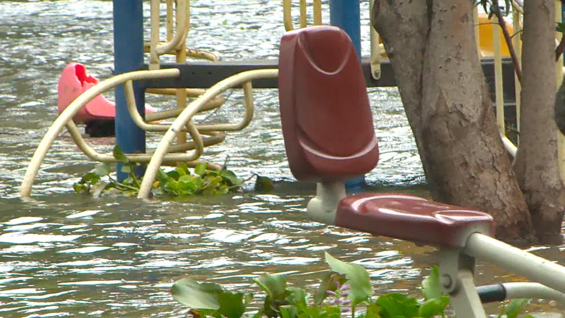 Desborde del Lago de Chapala Inunda el Malecón de Jocotepec; Hay al Menos 11 Negocios Afectados