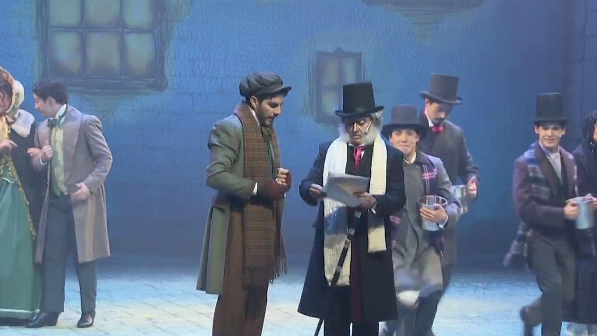 Estrenan Musical de ‘Cuento de Navidad’ con Adal Ramones como Scrooge