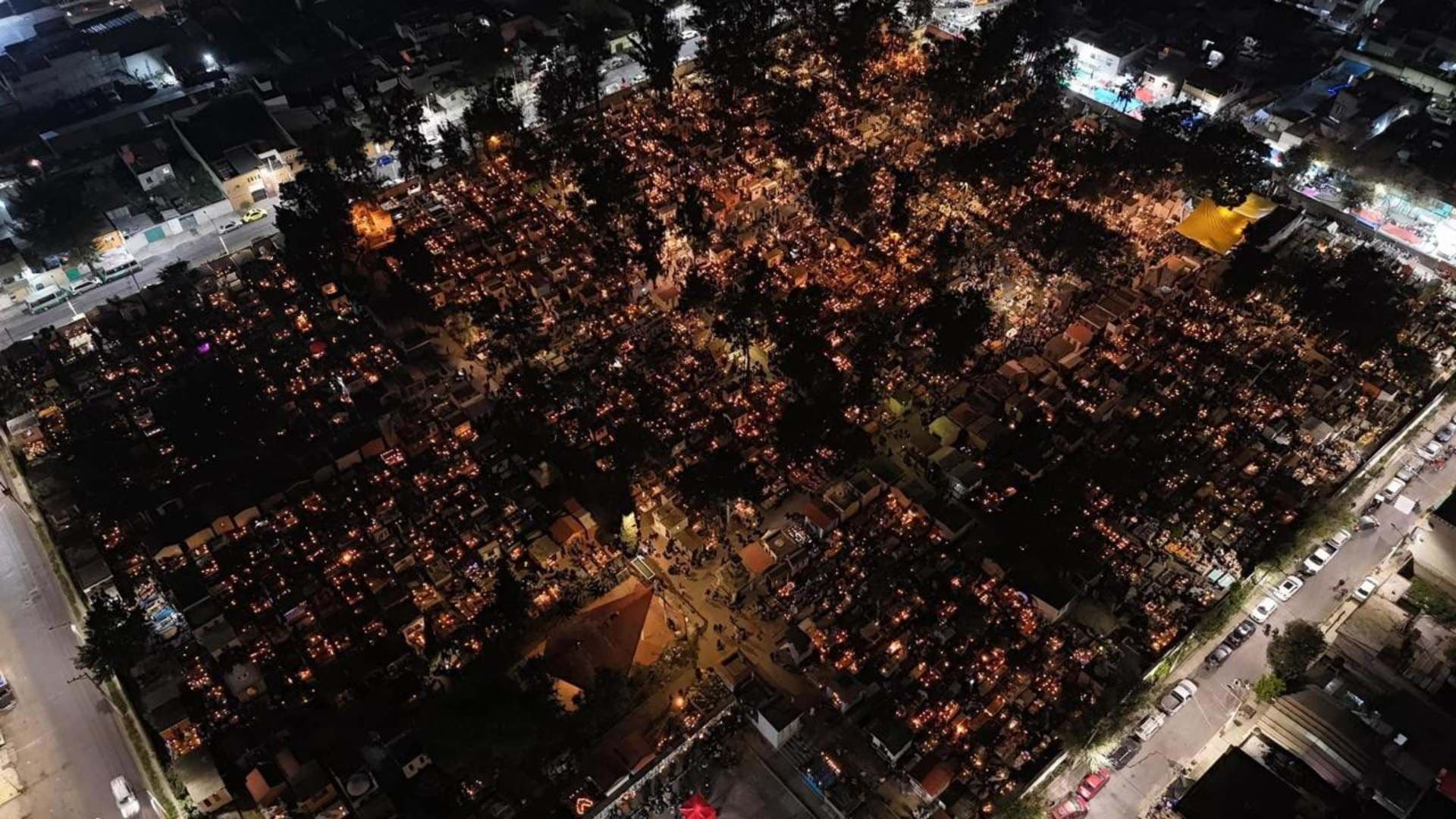 Fotos y Videos de la Alumbrada en San Andrés Mixquic por el Día de Muertos 2024