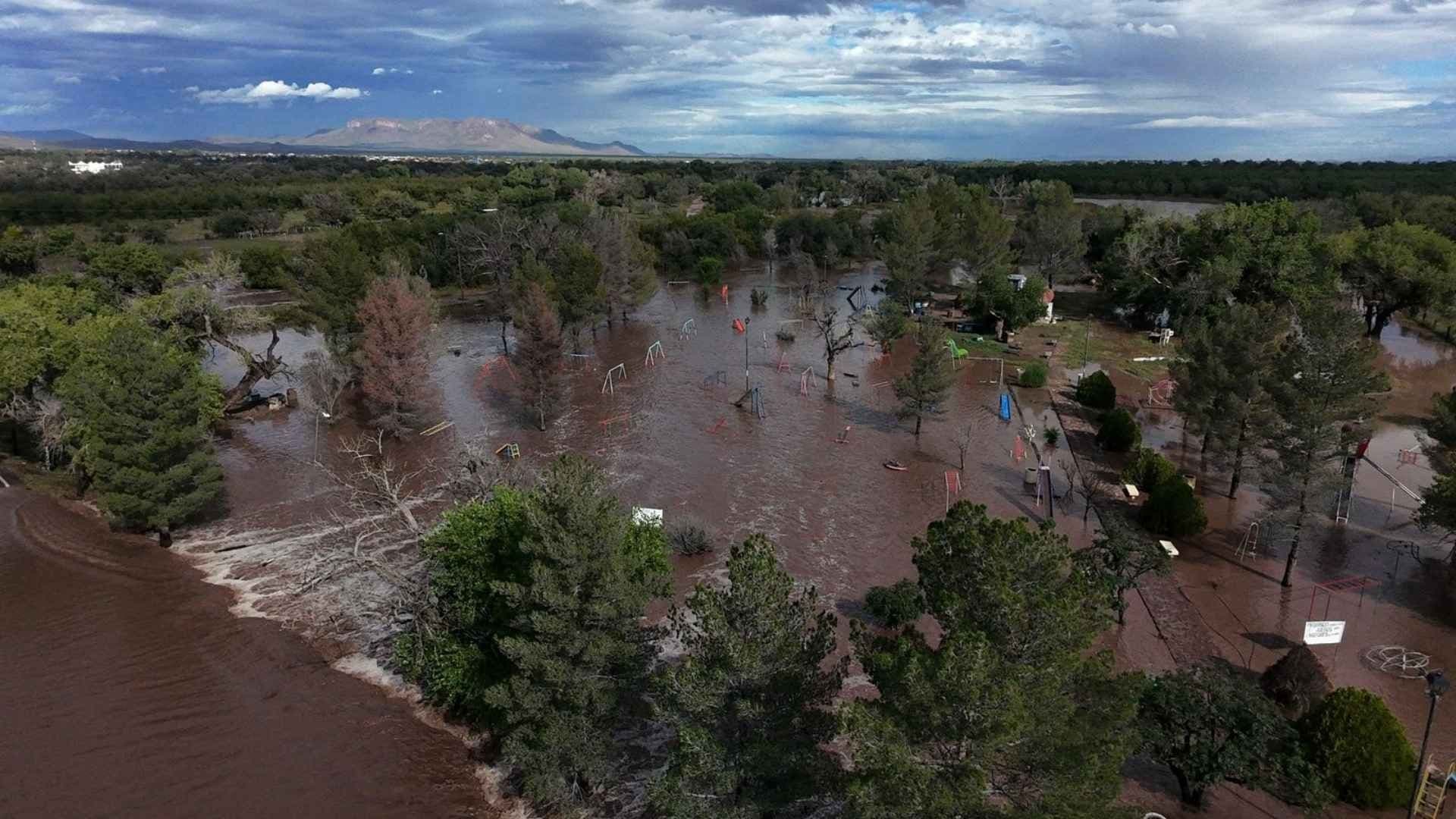 Desbordamiento de Ríos en Nuevo Casas Grandes, Chihuahua, Provoca Inundaciones; Hay 6 Rescatados