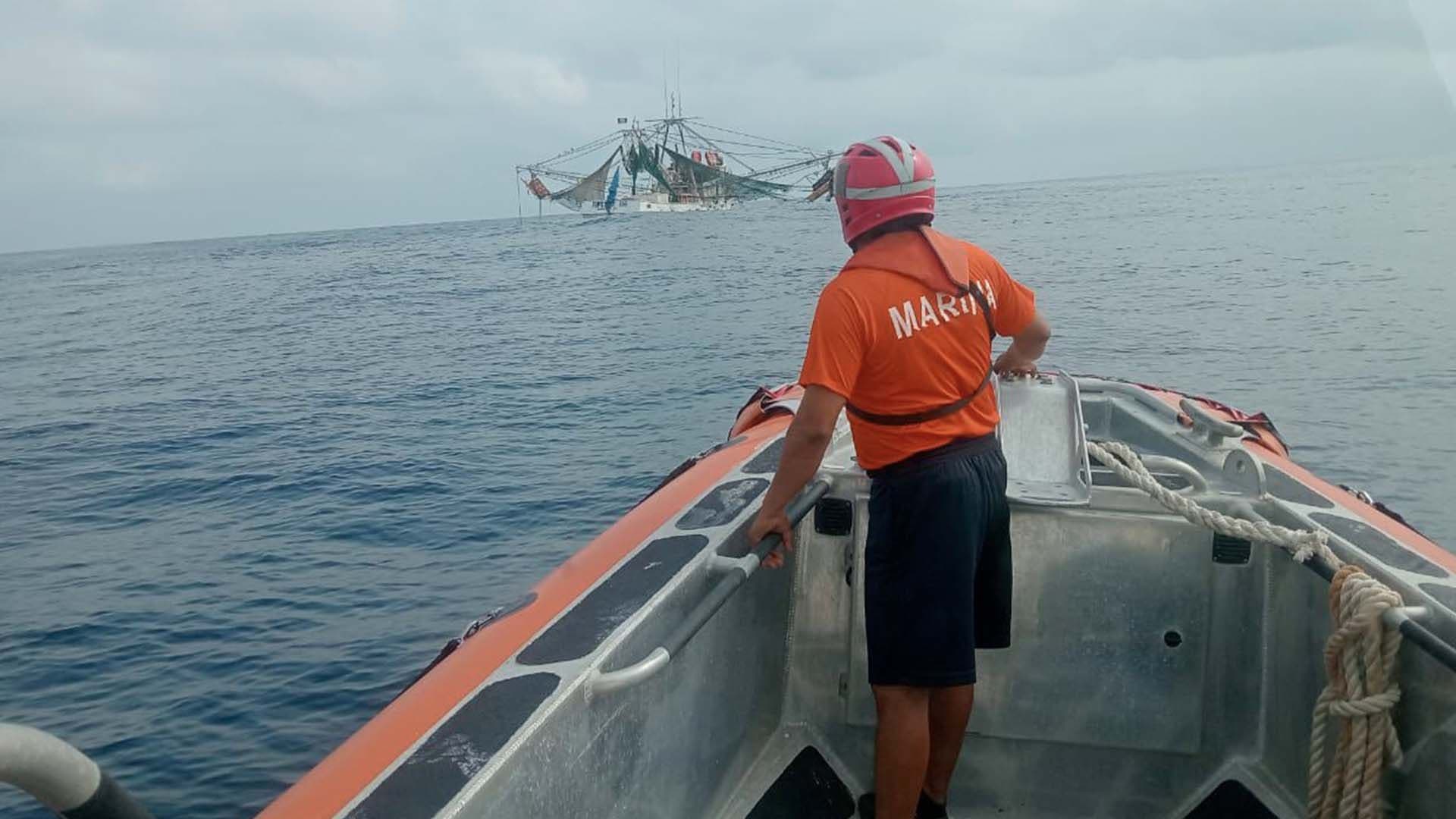 Marina Busca Embarcación 'Roque Rojas I' en Costa de Tamaulipas; Familiares Protestan en Tampico