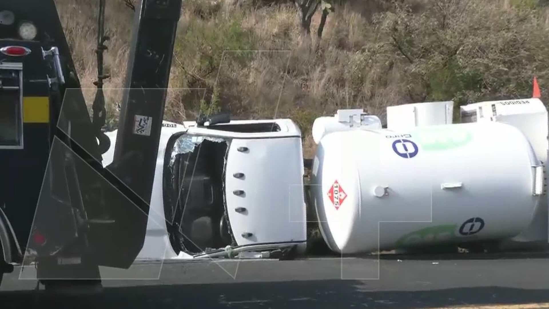 Vuelca Pipa de Gas sobre la Carretera Xochimilco-Oaxtepec en Milpa Alta, CDMX