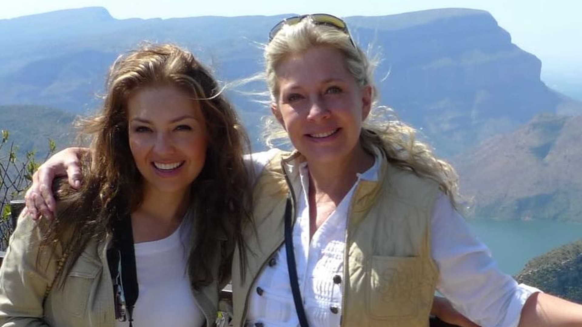 Exclusiva | Captan a Thalía en el Panteón Francés para Último Adiós de su Hermana Ernestina Sodi