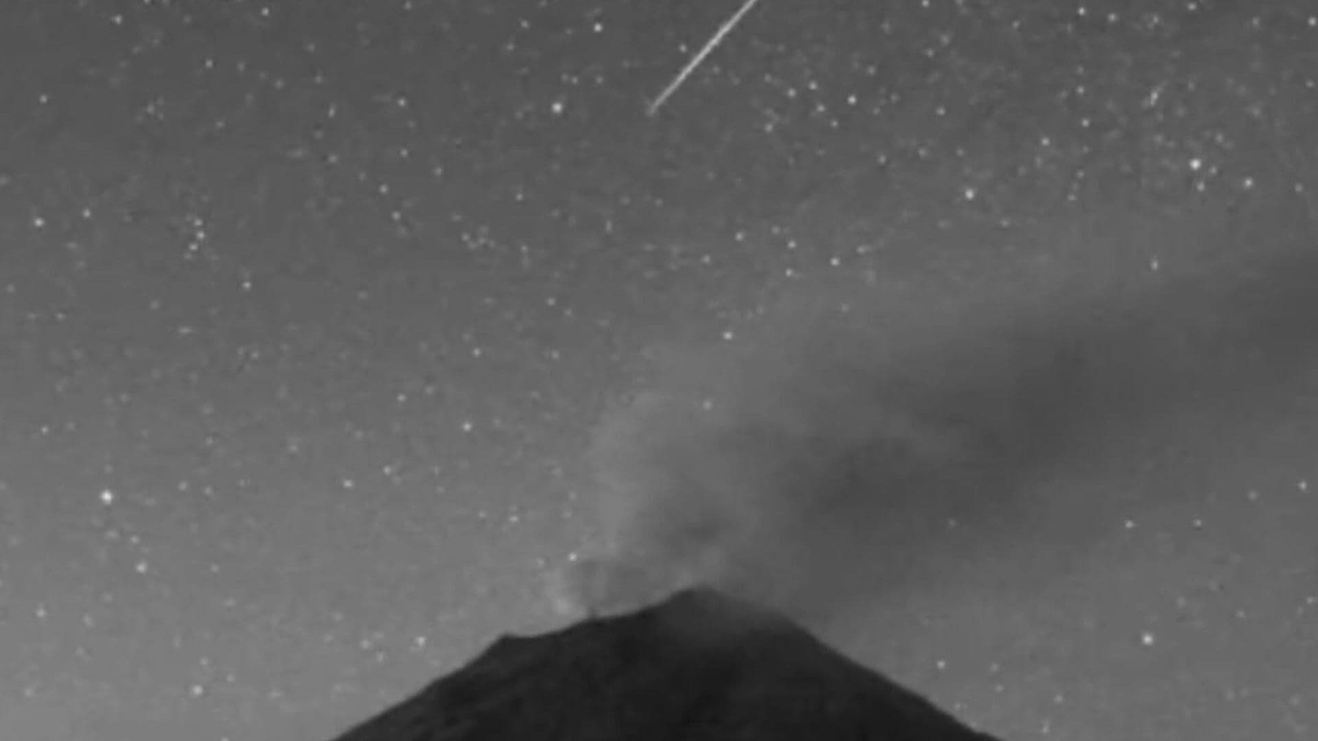 Captan Estrella Fugaz en la Cámara de Monitoreo del Volcán