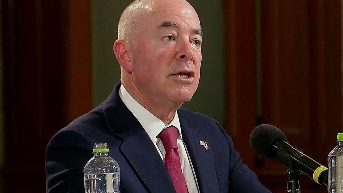 "Un Muro No Es la Respuesta a la Migración": Alejandro Mayorkas