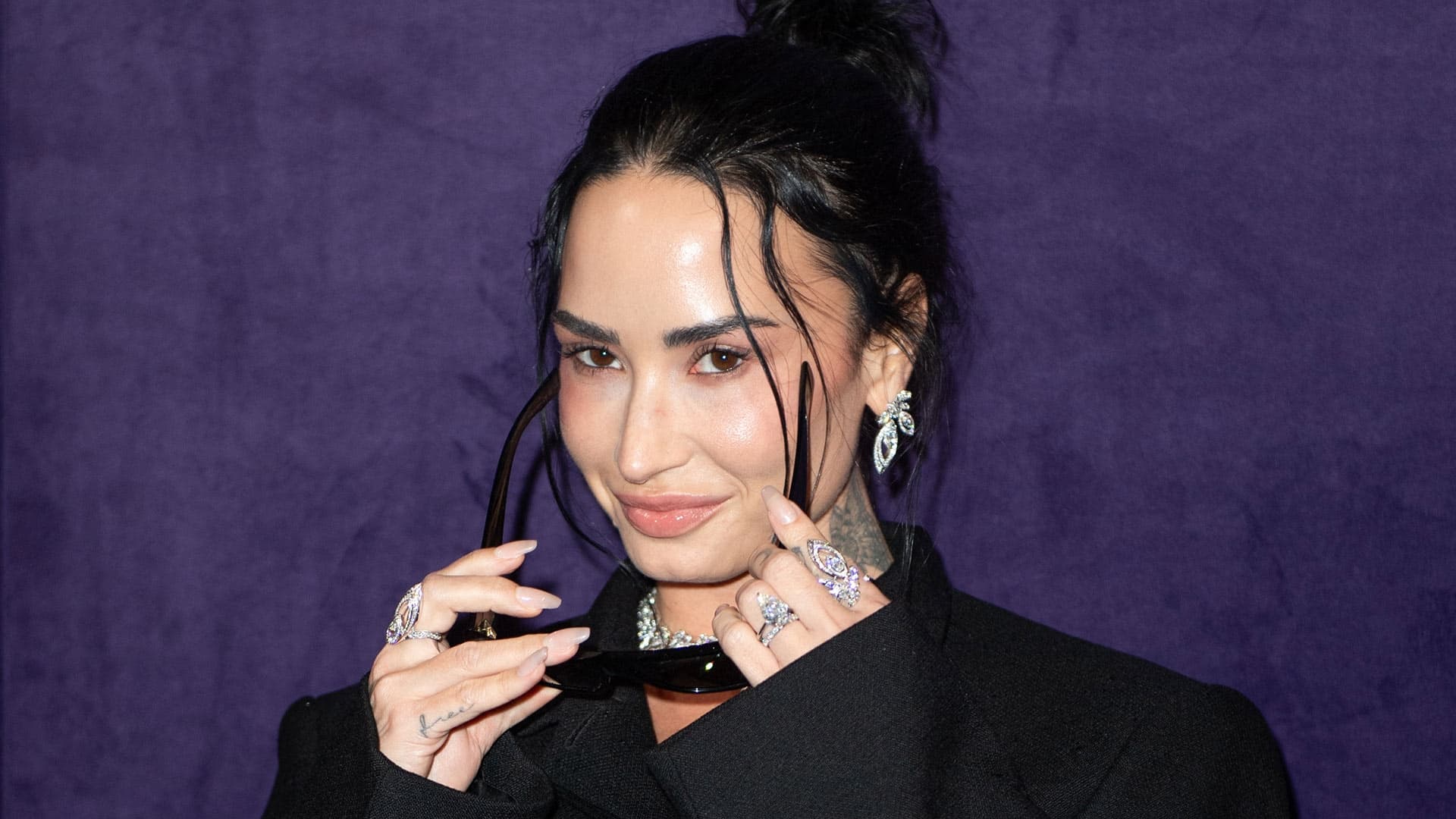 Demi Lovato Deja la Introspección y se Reinventa con It's Not That Deep