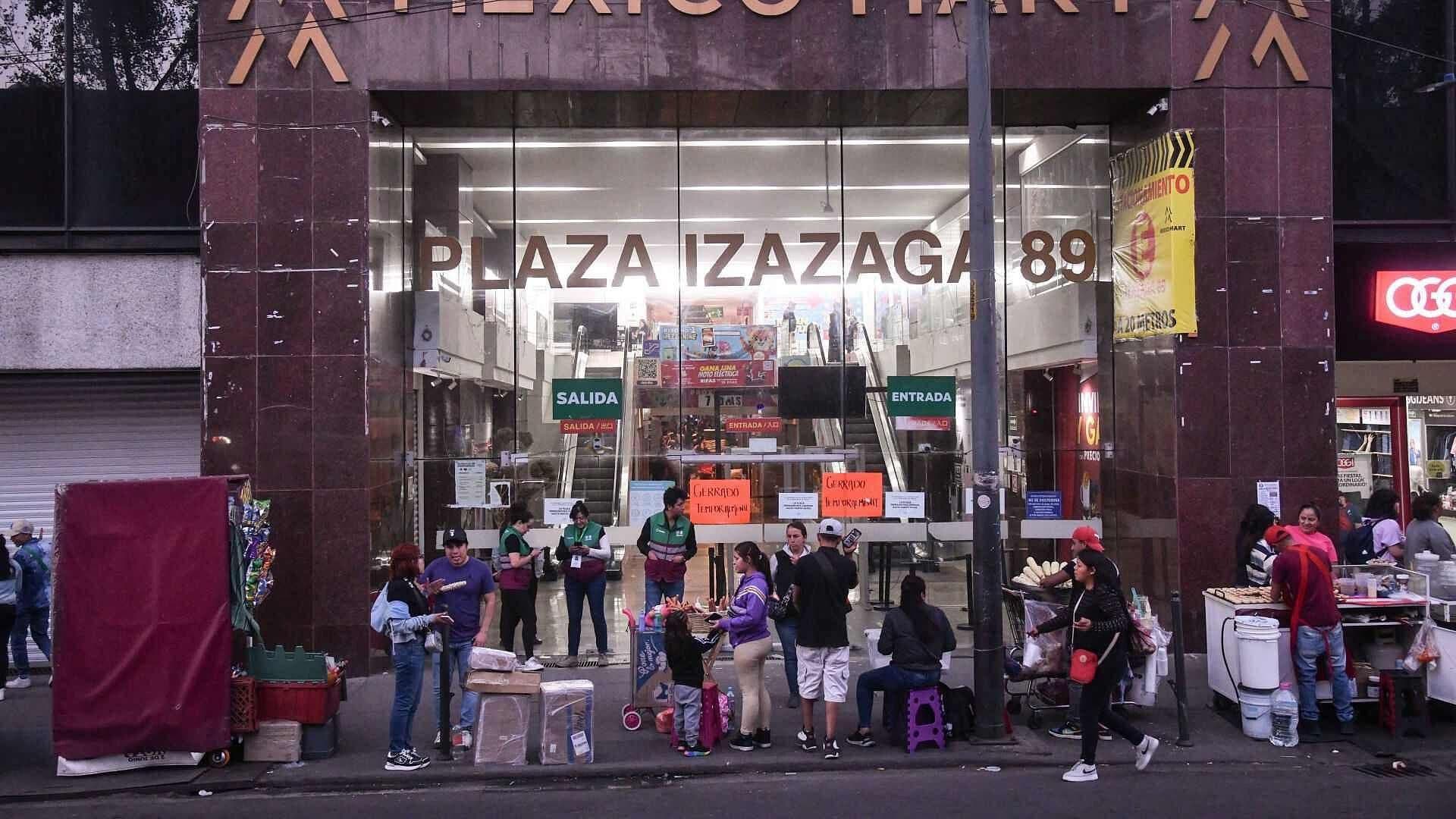 Los Sacan de Plaza Mart, en Izazaga 89, pero Comerciantes Podrían Vender sus Productos en la Banqueta