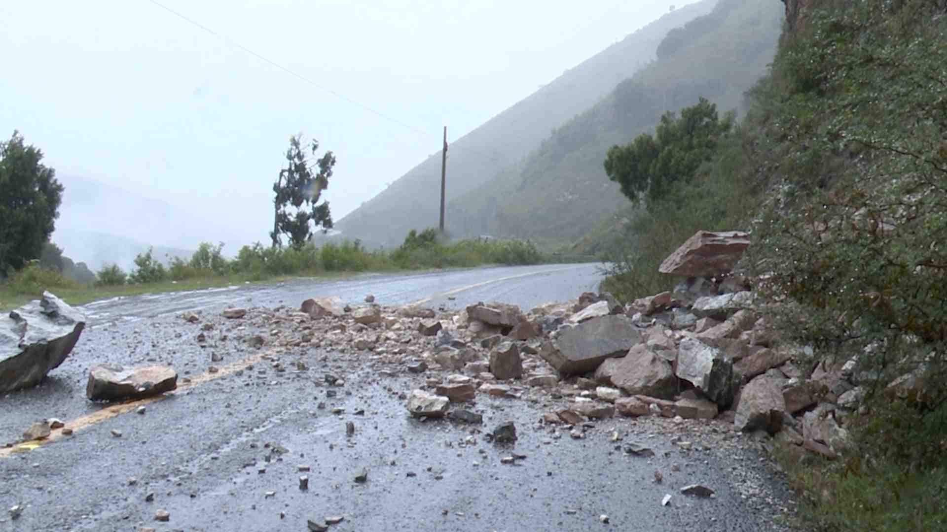 Continúan los Derrumbes tras Lluvias en Pinal de Amoles; ¿Qué Tramo Está Afectado?