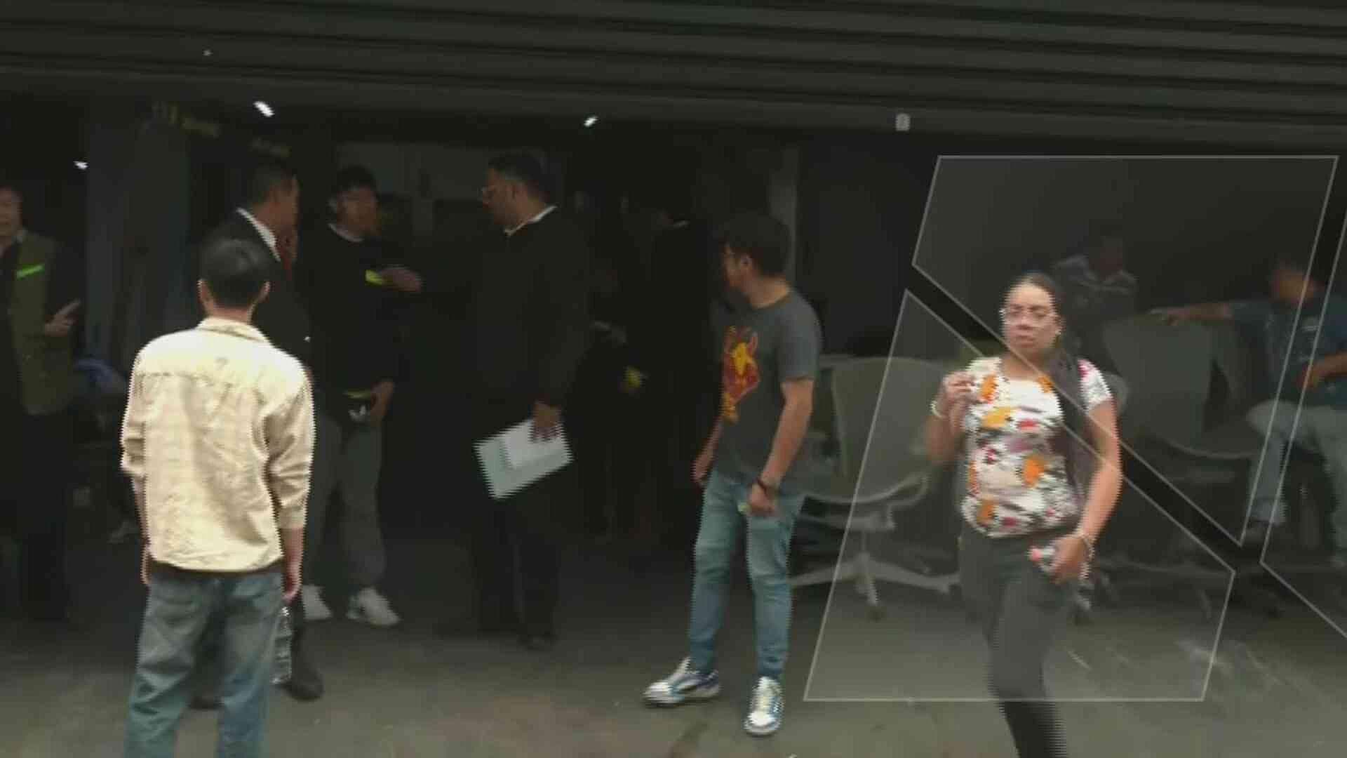 Comerciantes de Izazaga 89 Sacan Mercancía de los Locales
