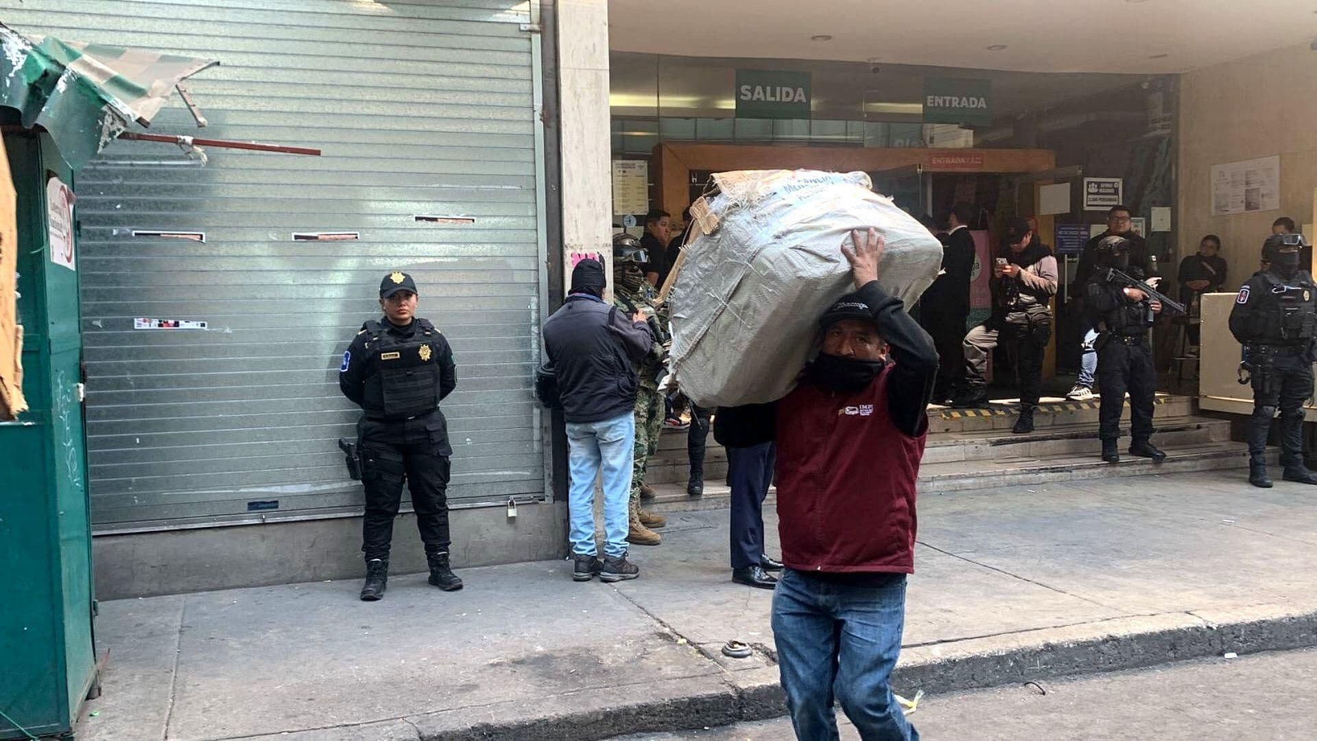 VIDEO: Comerciantes 'Rescatan' su Mercancía de Izazaga 89 en el Centro de la CDMX