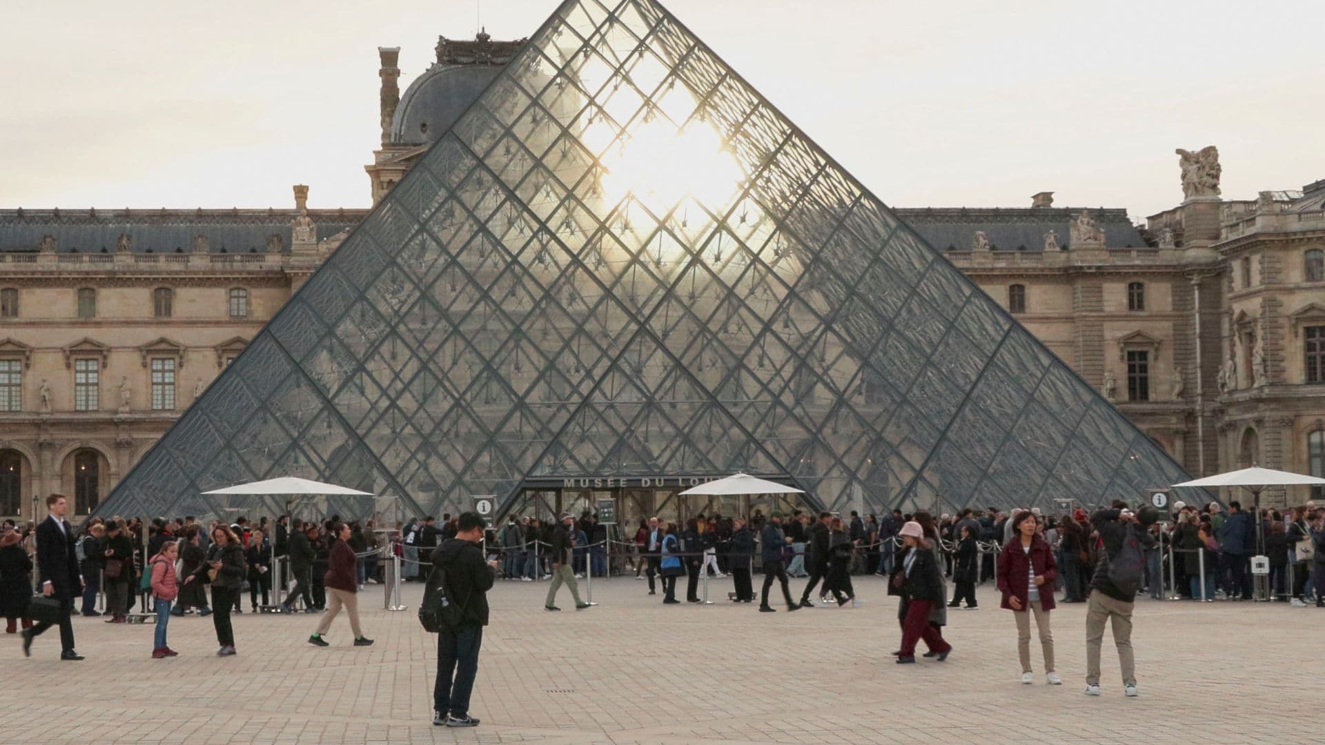 Detienen a 5 Sospechos Más por el Robo de Joyas del Museo del Louvre