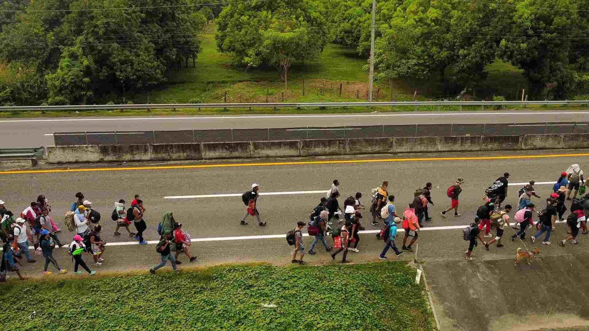 Caravana Migrante Llega a Pijijiapan y Recibe Permiso Temporal para Transitar por México