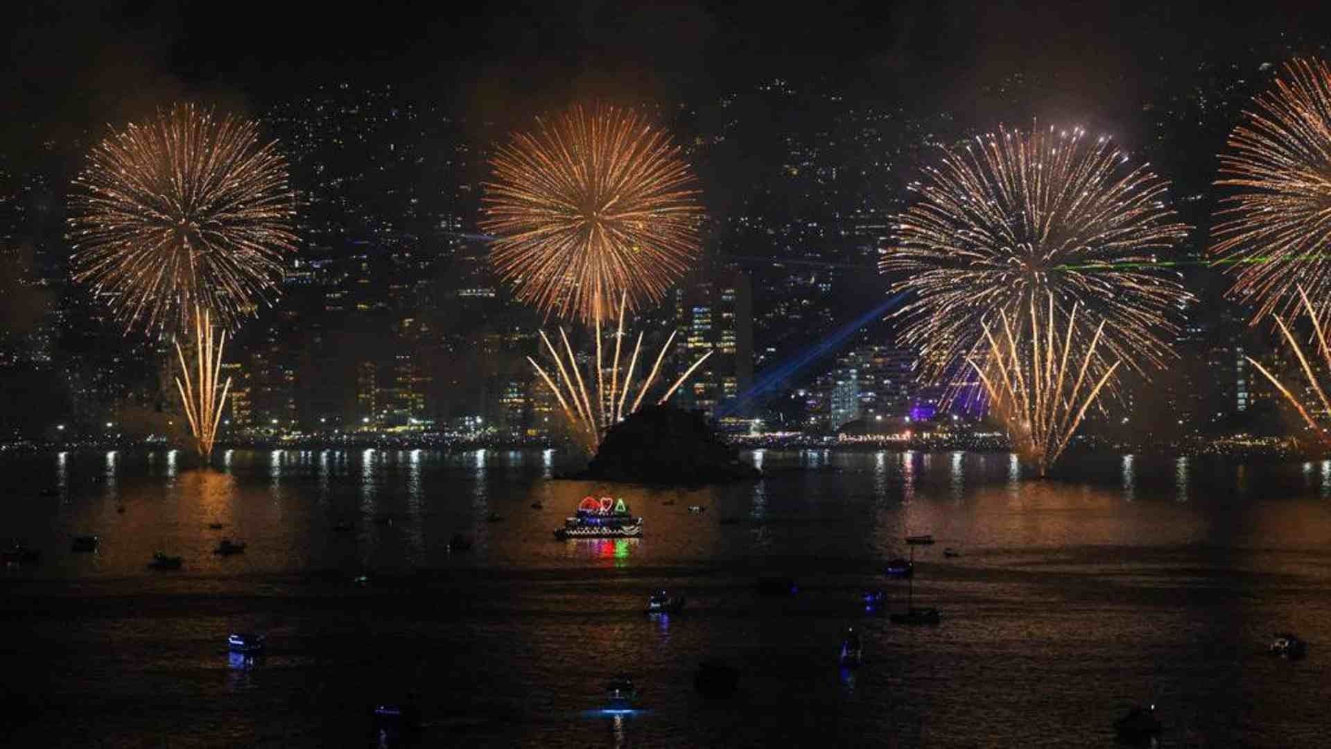 Miles de Turistas Despiden el Año 2022 en la Bahía de Acapulco