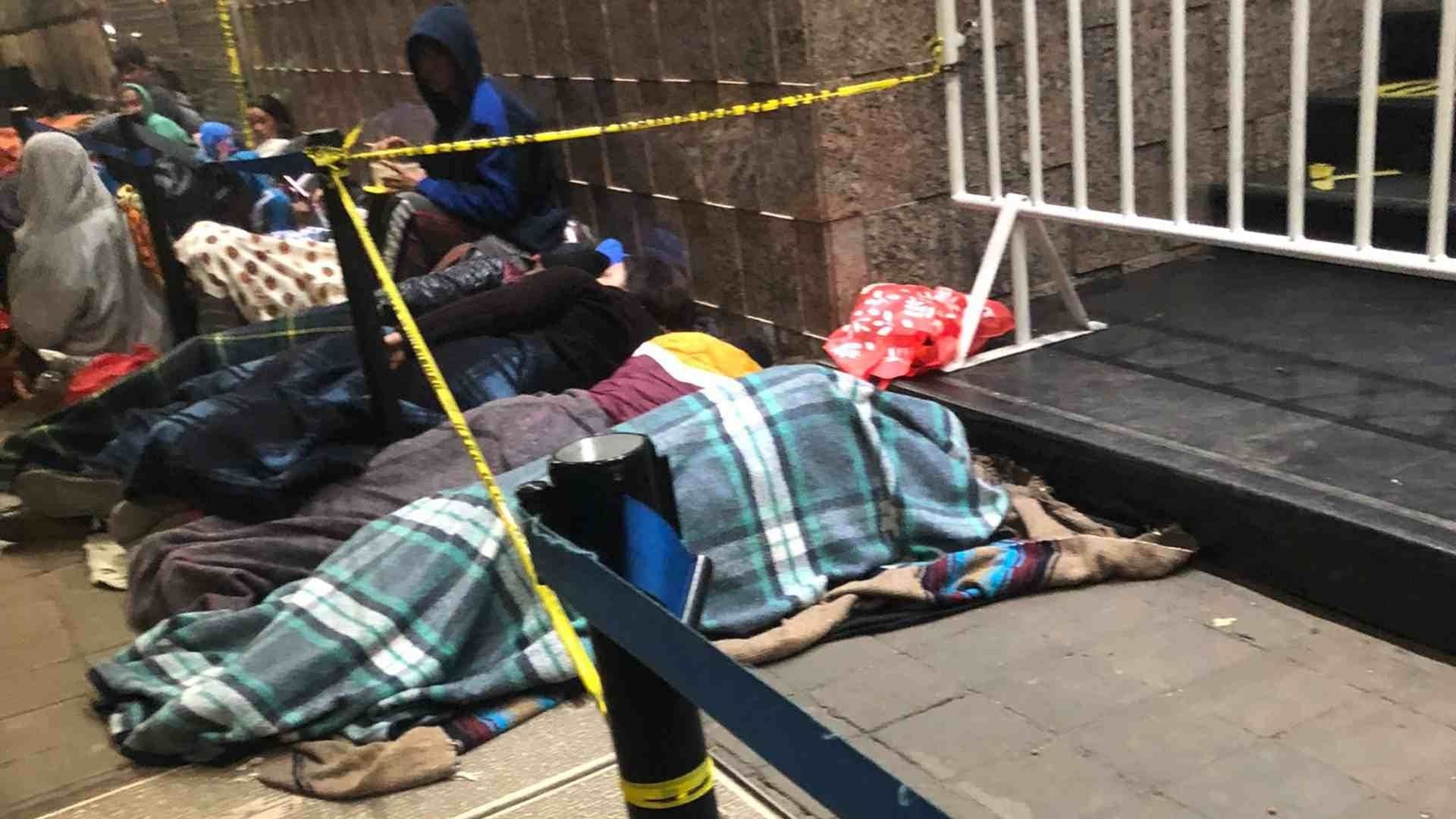 Migrantes Duermen Afuera de Comar en Espera de Refugio