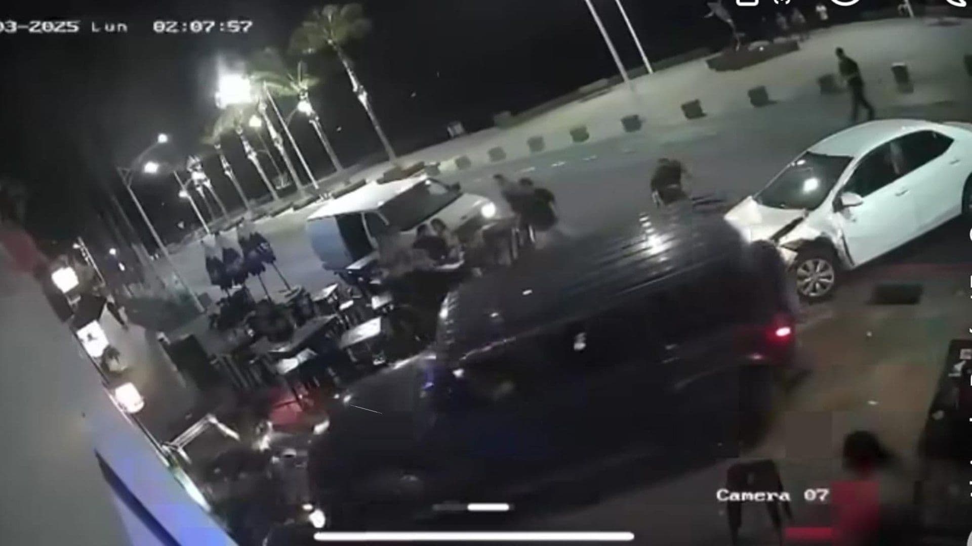 Video del Momento en que Camioneta Atropella a Personas en Malecón de La Paz: Buscan a Conductor