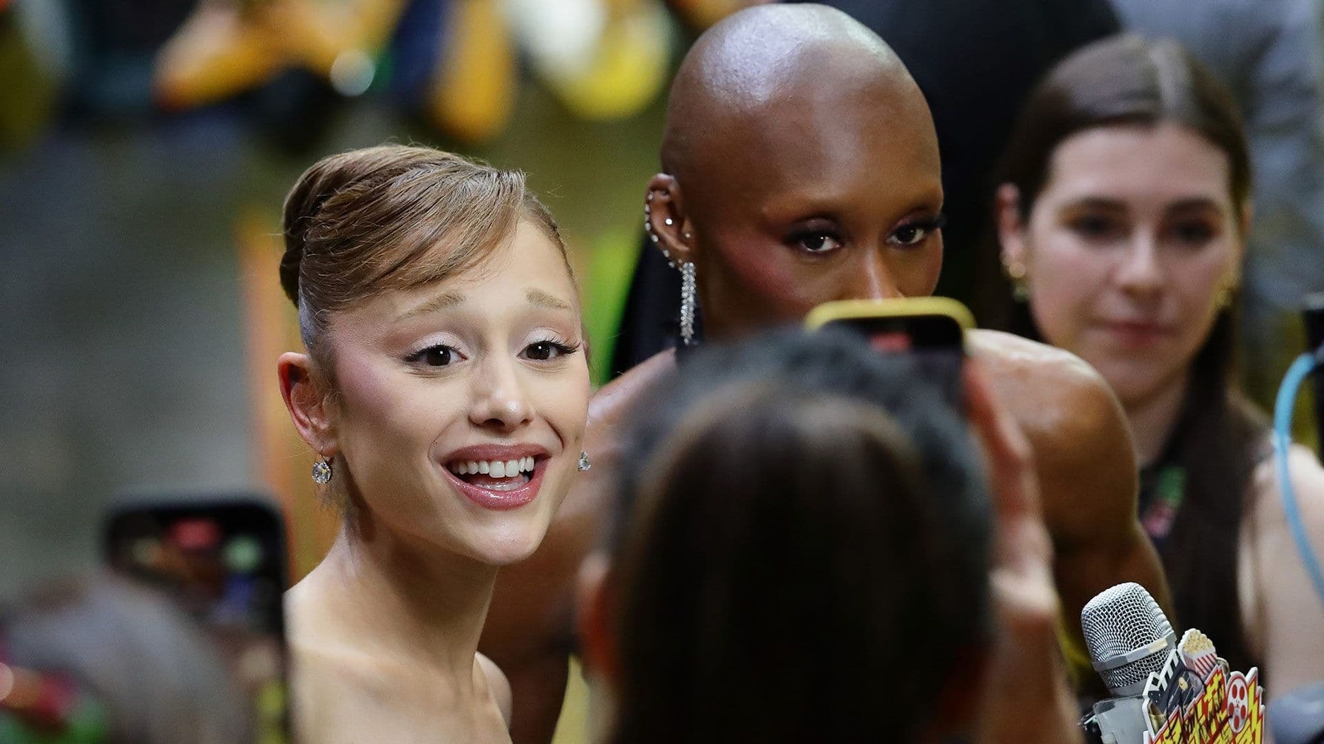 Ariana Grande Vivió un Momento de Terror en Singapur: ¿Quién es el Hombre que la Sorprendió?