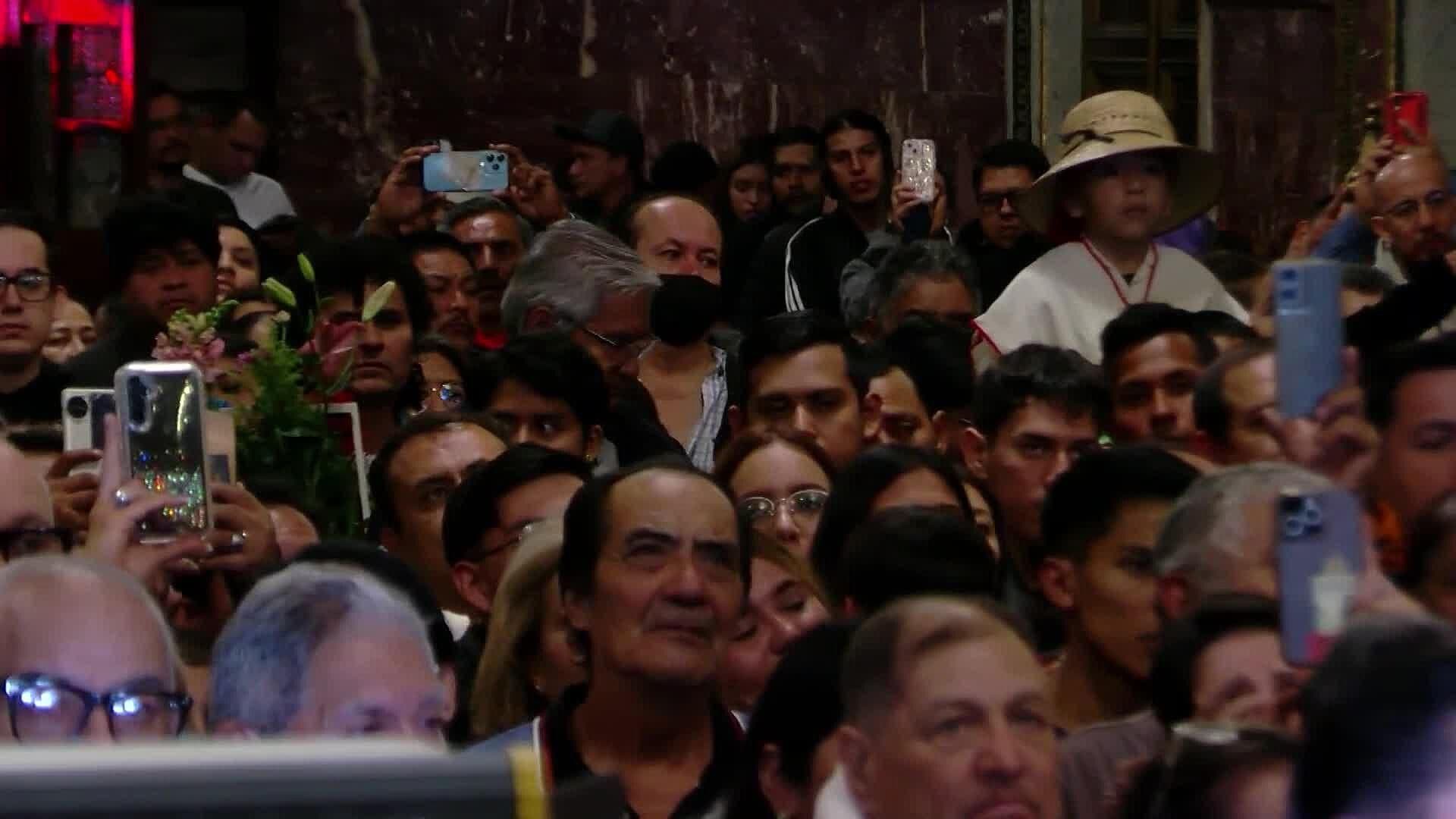 Católicos Entonan las Mañanitas a la Virgen de Guadalupe en el Santuario