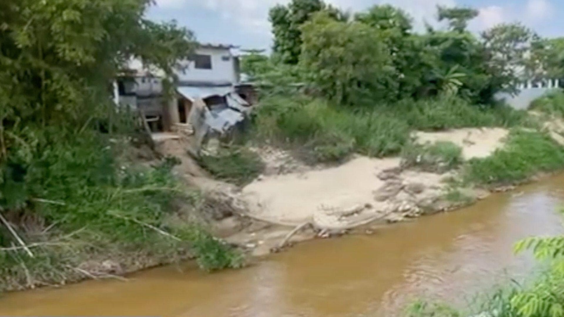 Colapsan Viviendas por Crecida de Arroyo Agua Dulce al Sur de Veracruz