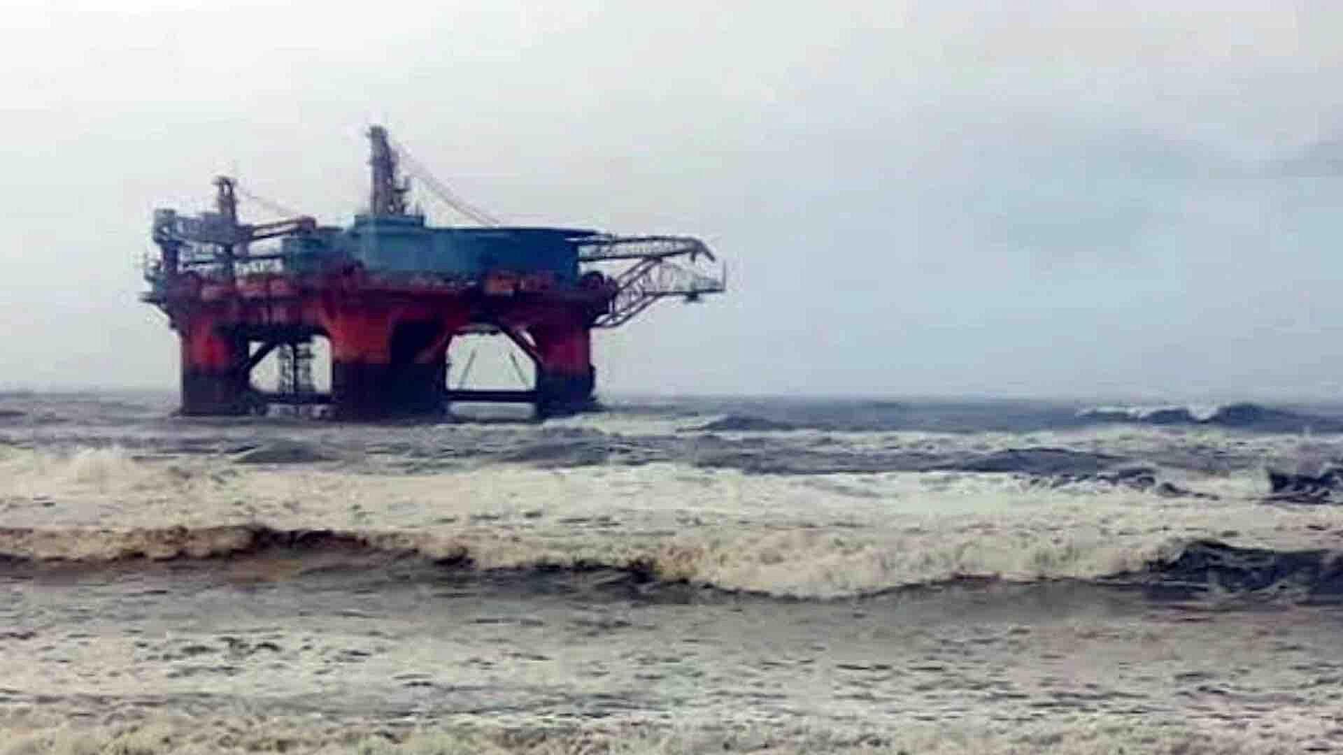 Plataforma "Mazu Chemul" Queda Varada Cerca de Costas en Cárdenas, Tabasco