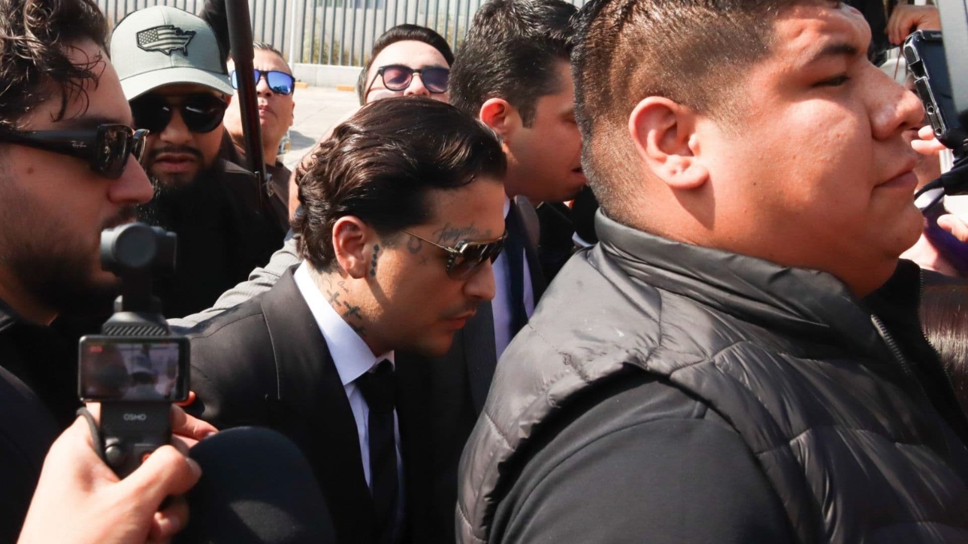Se Realiza Audiencia de Christian Nodal en el Reclusorio Oriente por Conflicto con Exdisquera