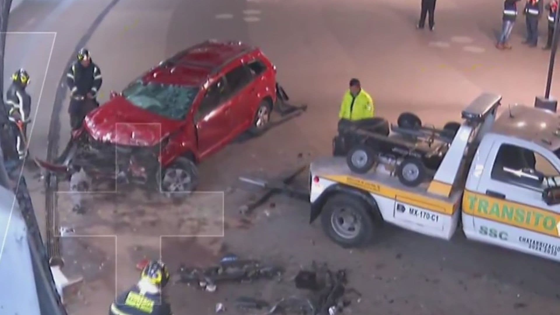 Camioneta 'Vuela' en Glorieta de los Insurgentes; Destroza Barrera y Cae a Plaza Peatonal