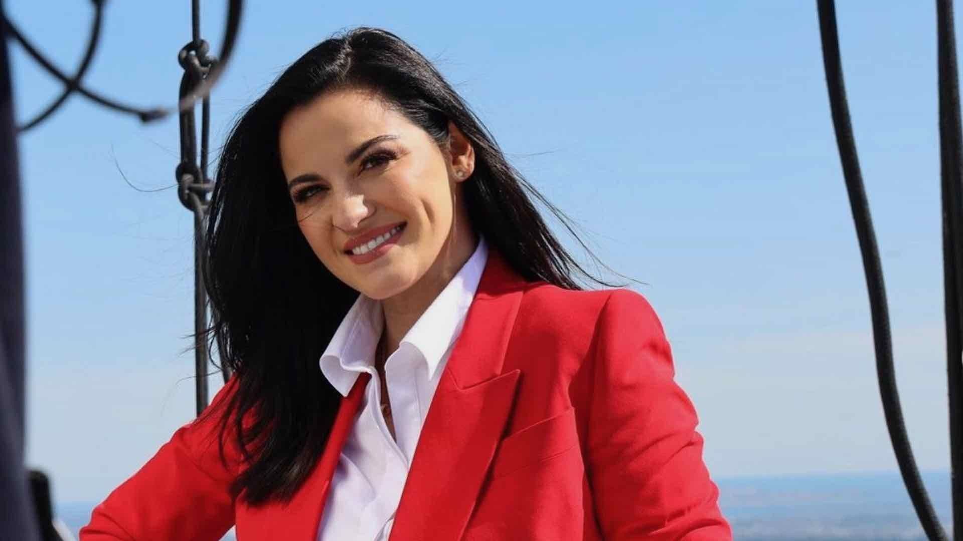 Maite Perroni revela el Sexo de Su Bebé y Posa Embarazada