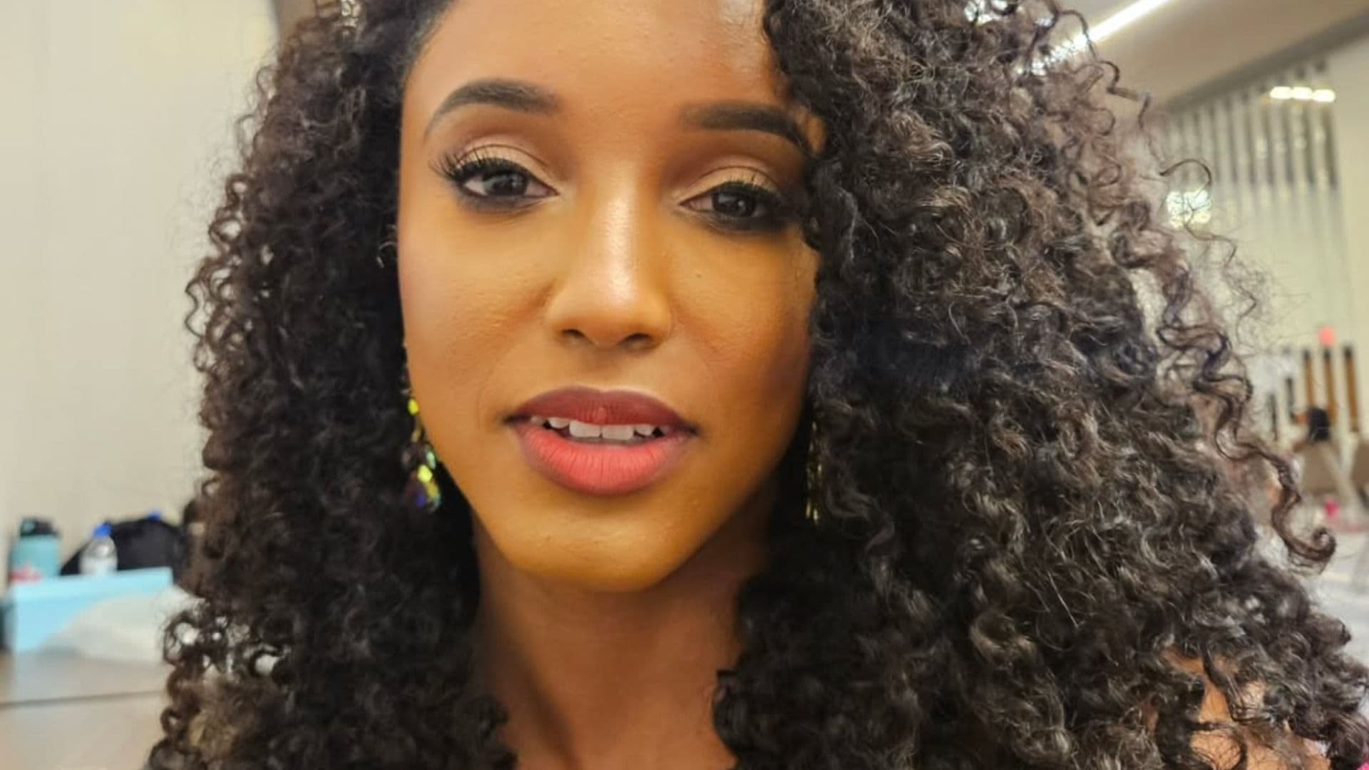 Miss Jamaica, En Cuidados Intensivos Tras Caída en Escenario de Miss Universo 2025