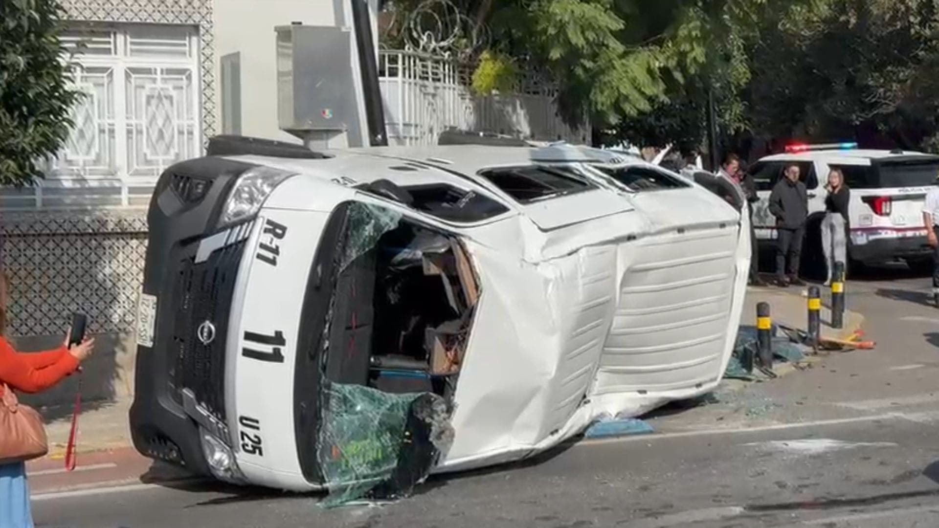 Chocó y Volcó una Van de Transporte Público con Pasajeros A Bordo en Puebla