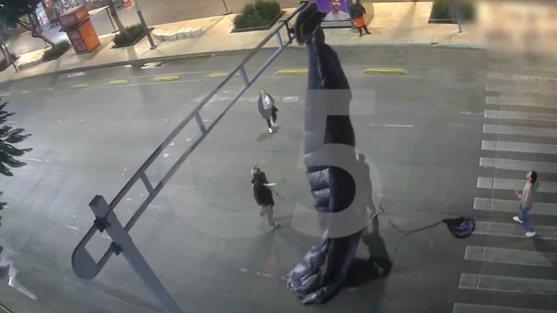 Video Capta Inusual Aterrizaje en CDMX: Entérate Qué Pasó con Paracaídas en Balderas y Juárez