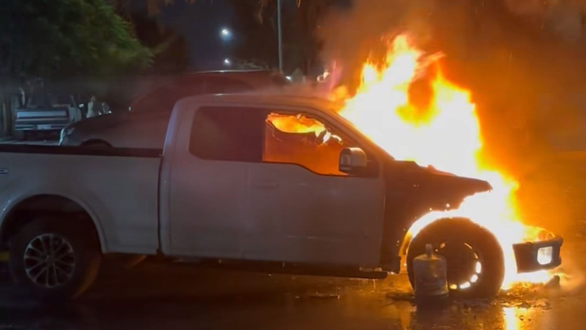 Incendian Camioneta de Joven Emprendedor en la Colonia Barrio del Prado en Monterrey