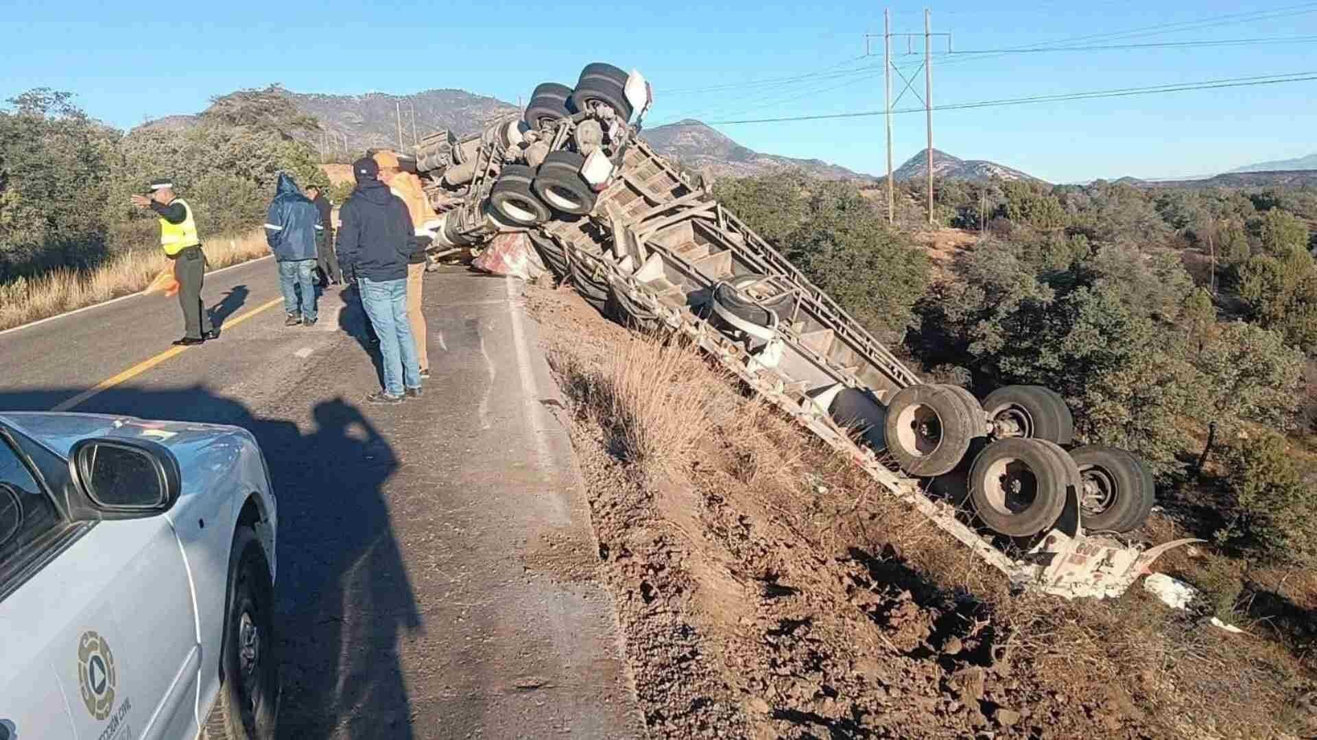 Tractocamión que Transportaba Rollos de Cobre Volcó en Carretera Cananea-Ímuris en Sonora