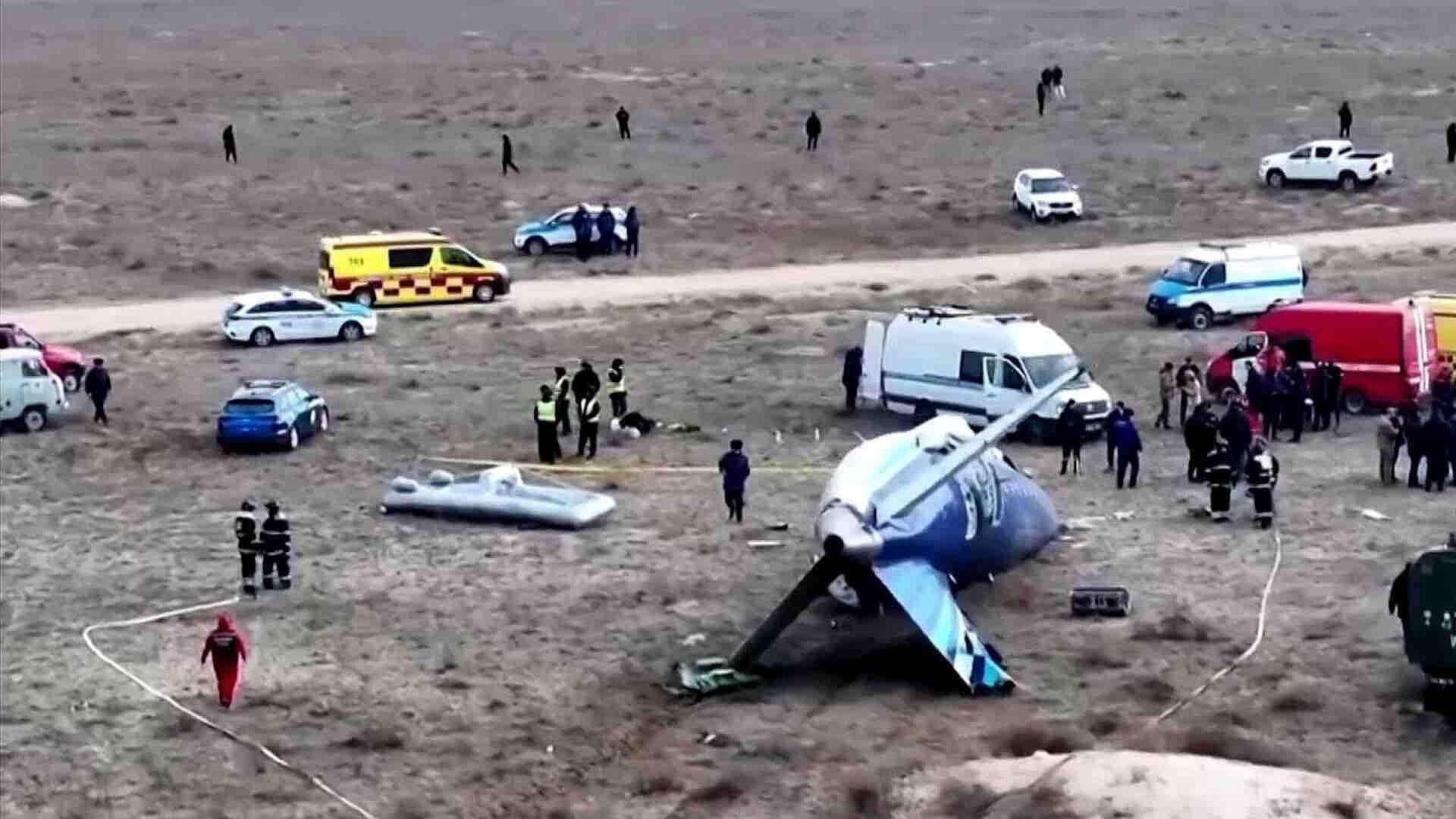 Revelan Video de Avión que Se Partió en Dos con 67 Personas en Kazajistán
