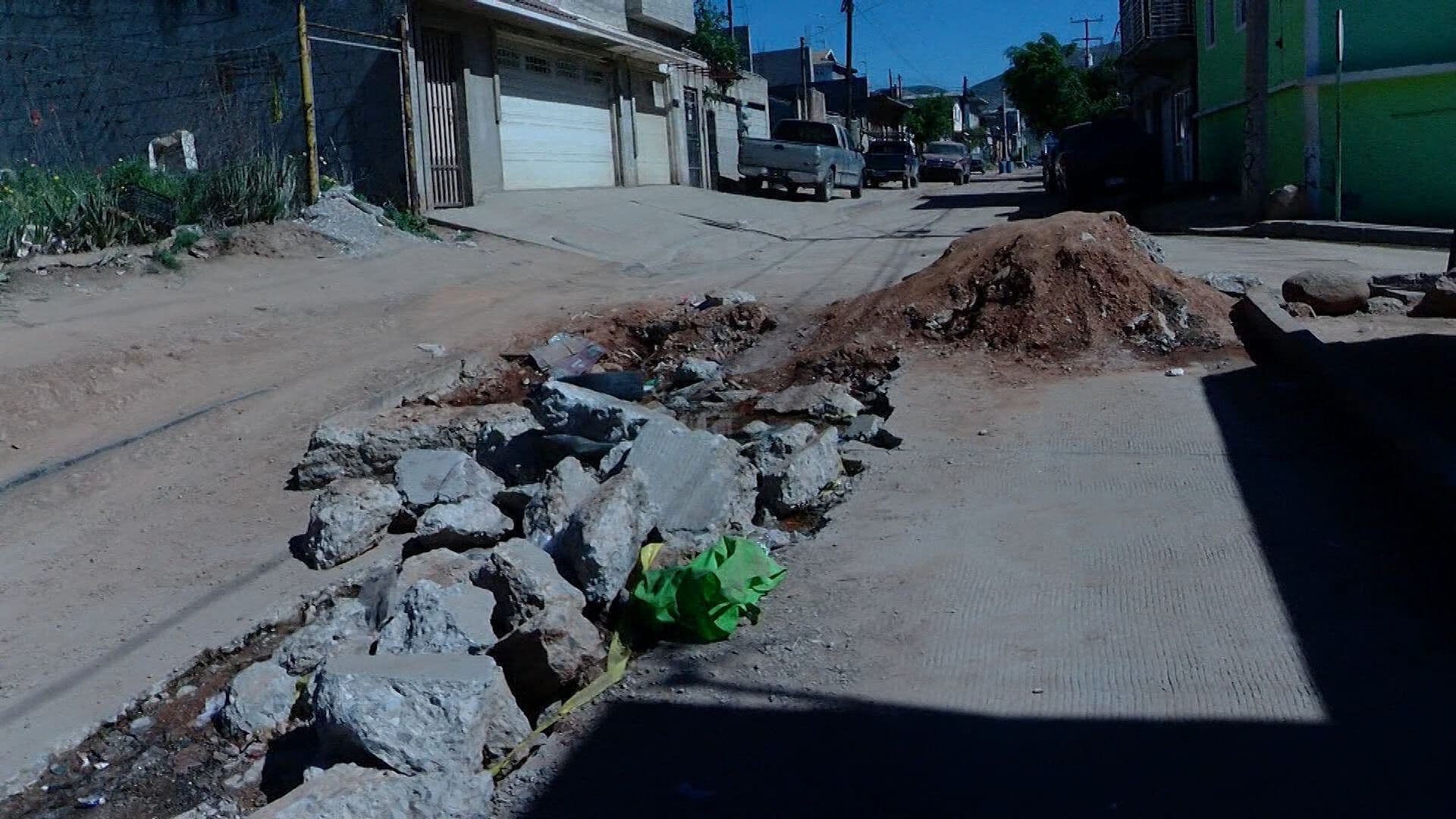 Zanjas y Corrientes de Agua Afectan Vialidades en Colonia de la Delegación Otay en Tijuana