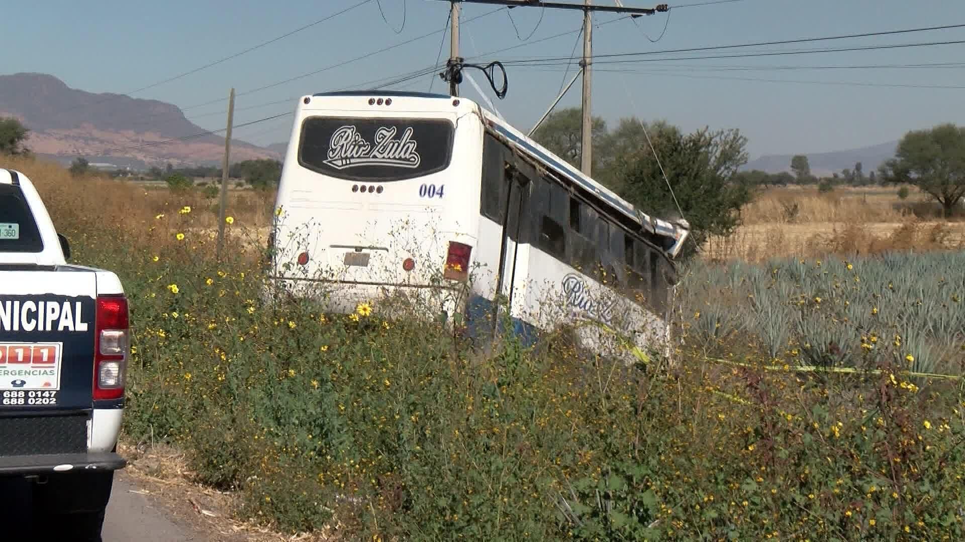 Volcadura de Camión de Pasajeros Deja 5 Lesionados en la Carretera La Barca - Atotonilco