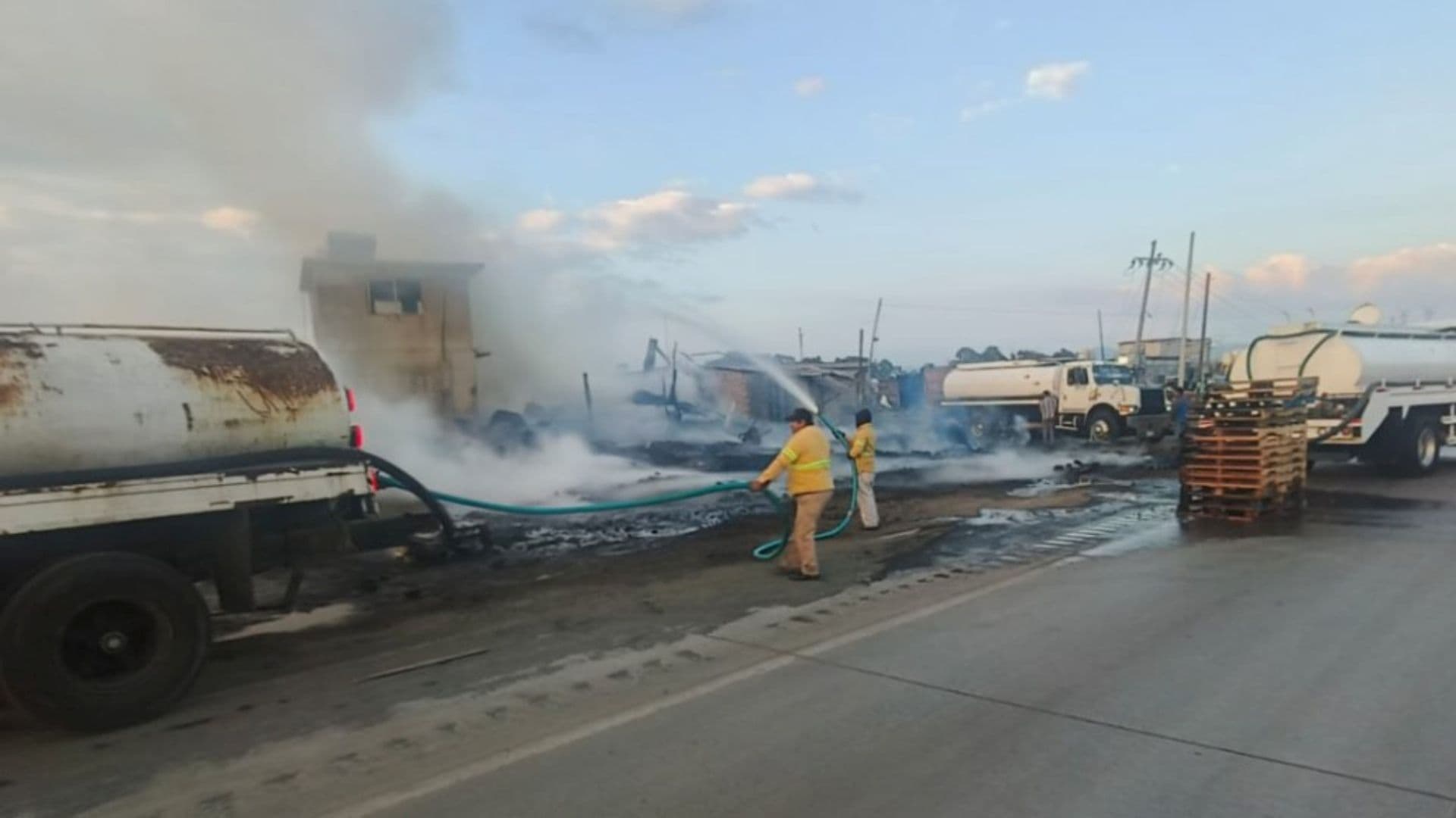 Accidentes Carreteros: Choque de Tráileres e Incendios en la México-Querétaro y Aguascalientes