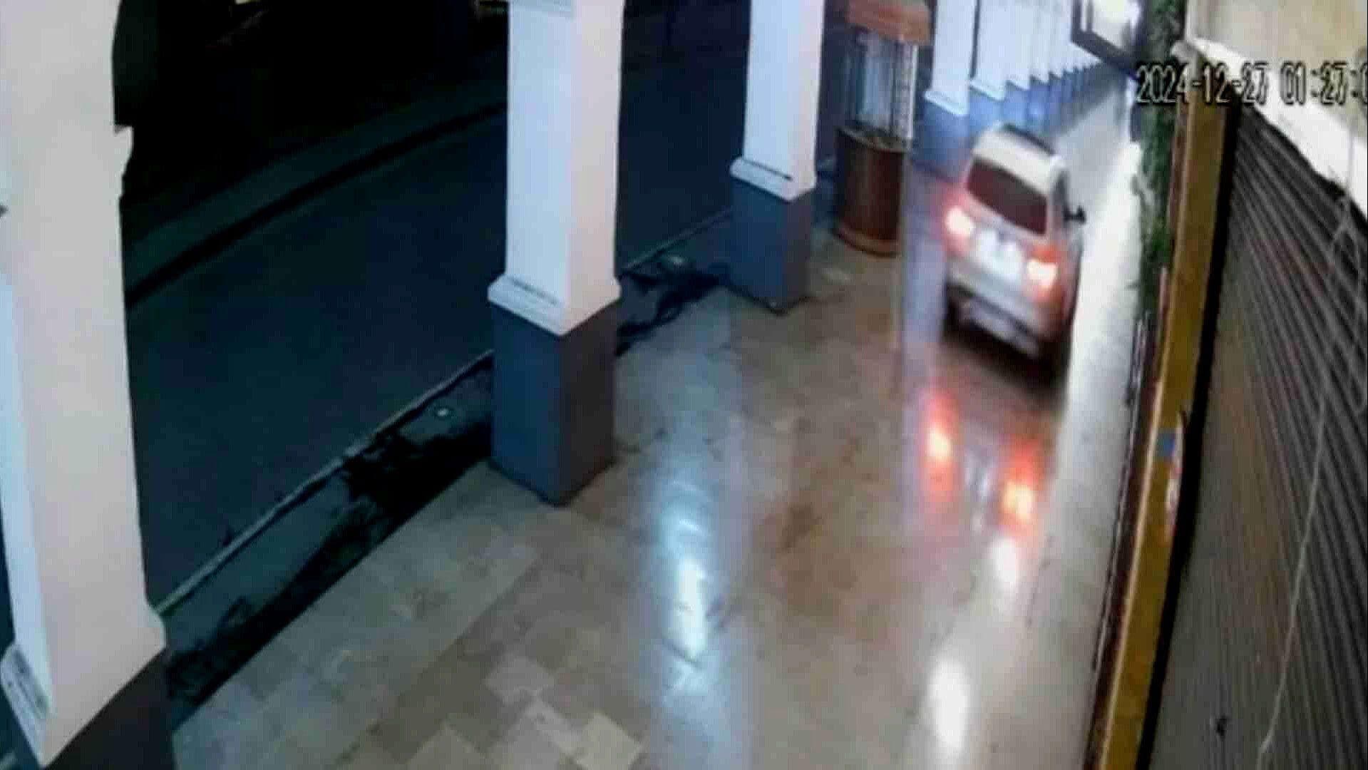 Auto Invade Pasillo Peatonal en Los Portales de Toluca; Edomex