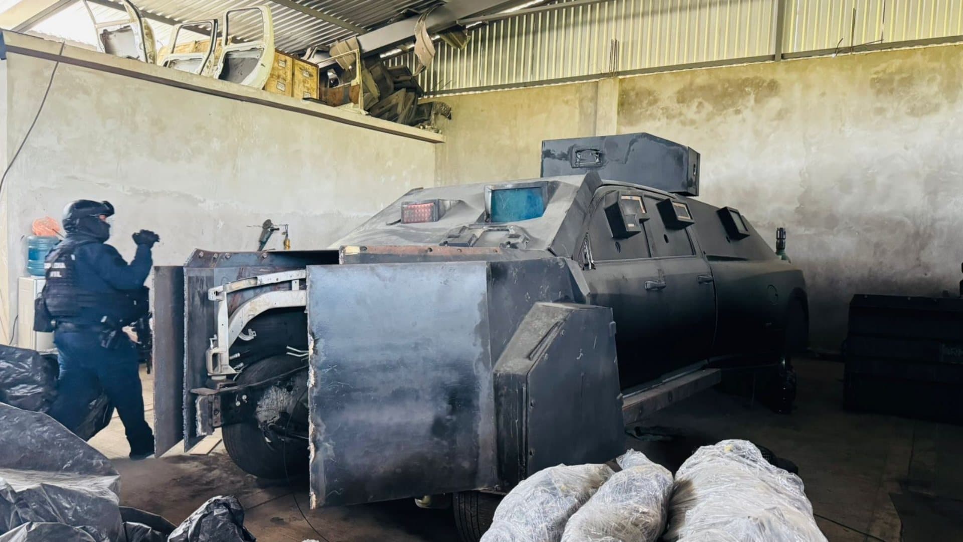 Golpe al Crimen en Coahuayana: Aseguran Fábrica de Autos Blindados y Decomisan Camiones Monstruo